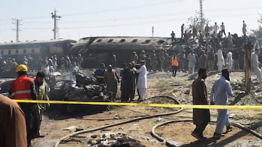 Ataque con bomba contra un tren en Pakistán deja más de 20 muertos