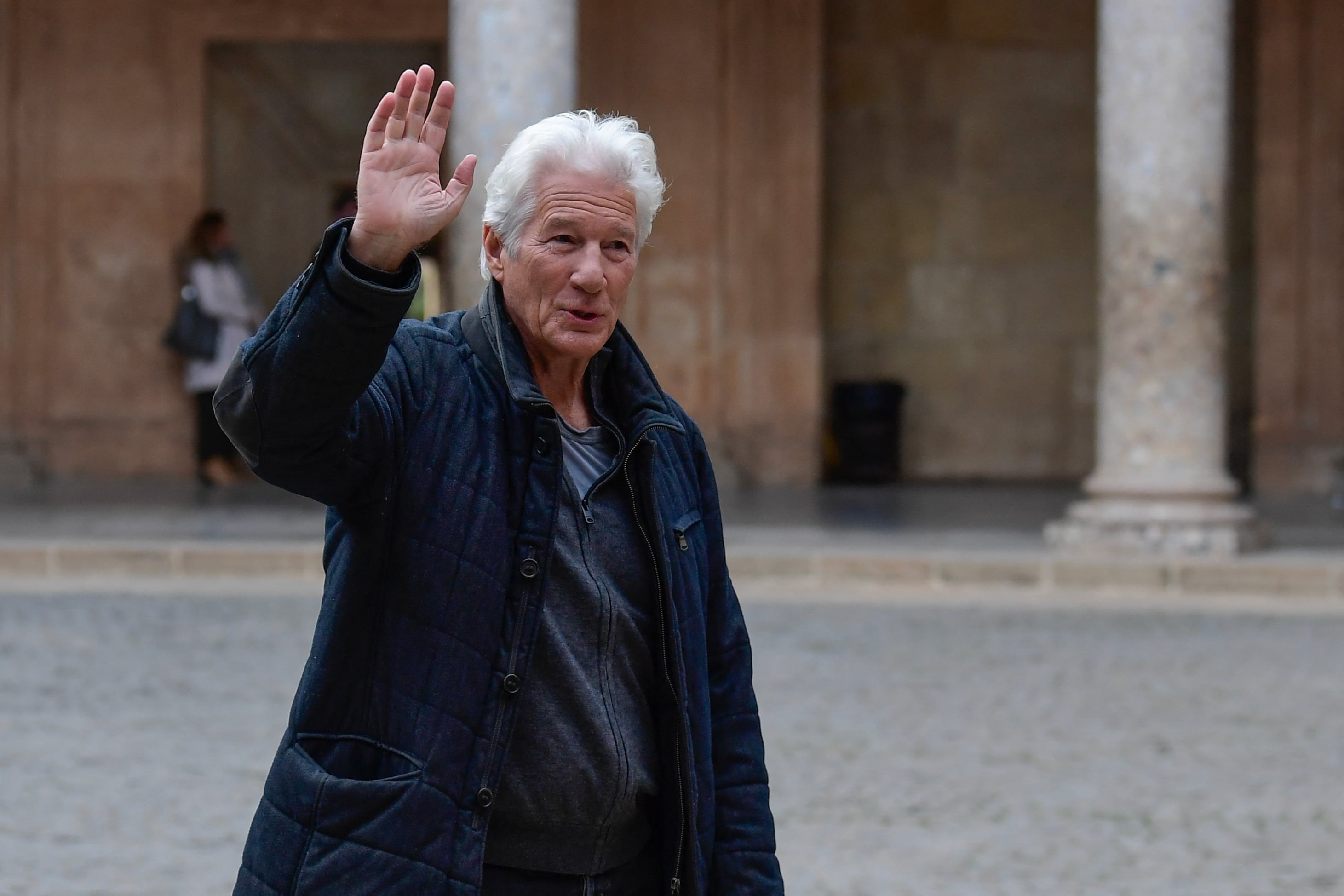 El actor estadounidense Richard Gere posa durante una sesión fotográfica en vísperas de la 39ª ceremonia de los premios Goya en el Palacio de Carlos V en Granada, sur de España, el 7 de febrero de 2025. La Academia de Cine de España anunció el mes pasado que Gere recibirá el Premio Goya Internacional que otorga anualmente el cine español, por "su extraordinaria contribución al arte cinematográfico" y su compromiso social.