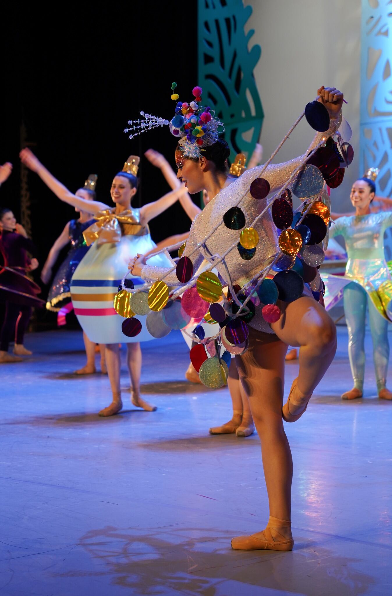 Imágenes de bailarines de ballet interpretando el espectáculo 'En las ramas del ciprés' en el escenario del Teatro Nacional.