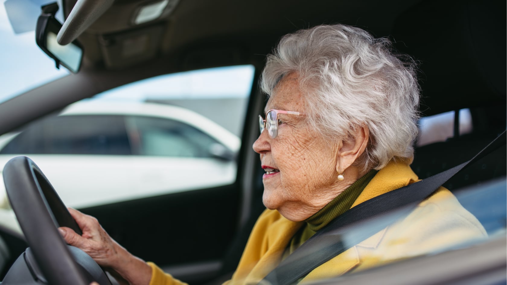 La edad promedio para dejar de manejar es de 75 años, según un estudio europeo que también analizó el impacto emocional del cambio.