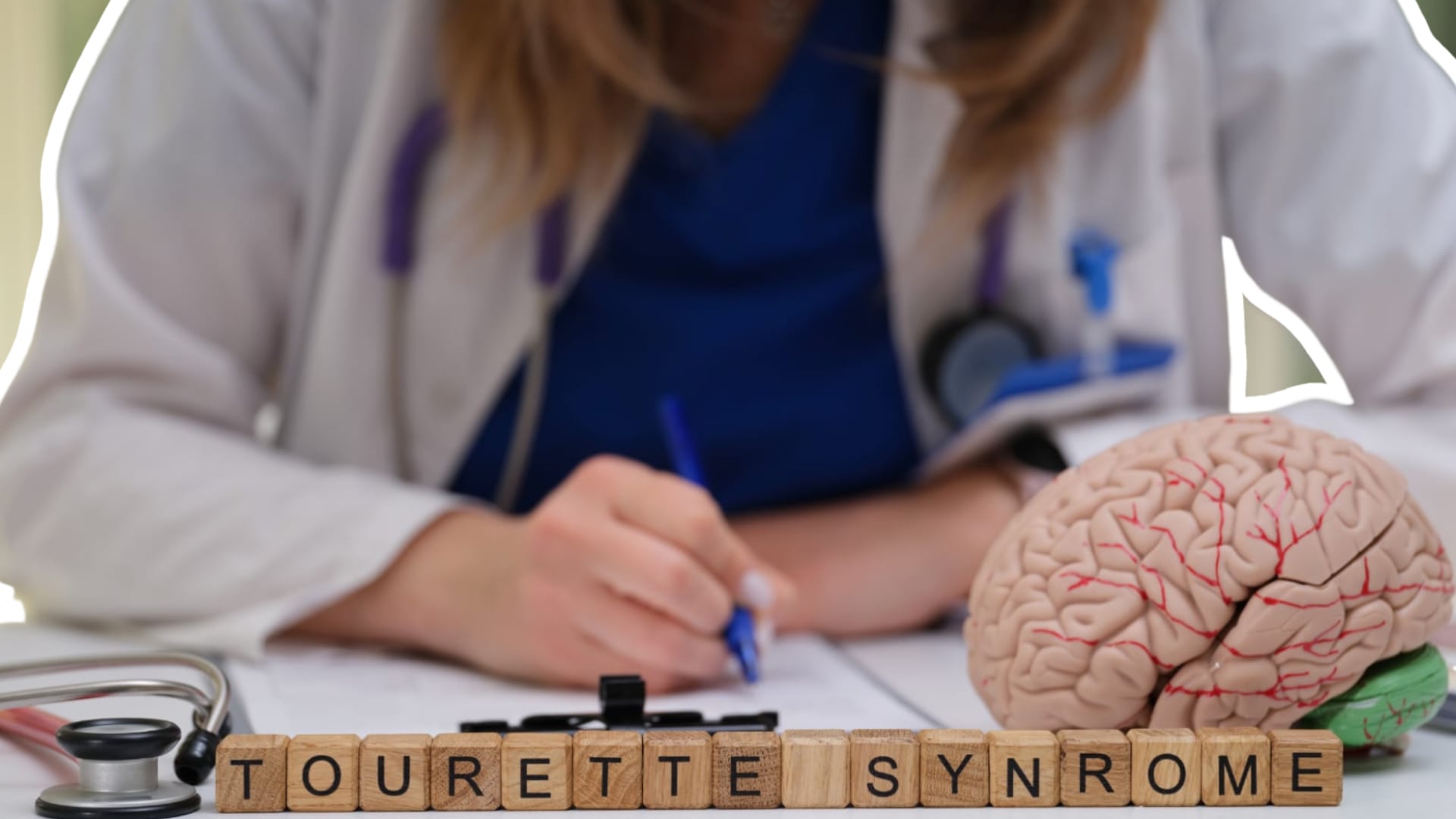 El síndrome de Tourette no tiene cura definitiva, pero el manejo adecuado permite que muchas personas lleven una vida plena, minimizando la interferencia de los tics en su día a día.
