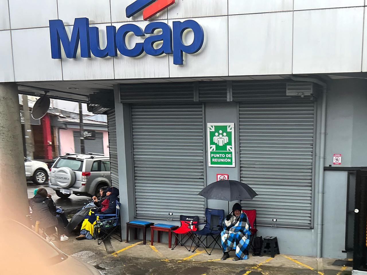 Usuarios relataron que pasaron la noche haciendo fila para no quedarse sin adquirir la nueva moneda coleccionable.