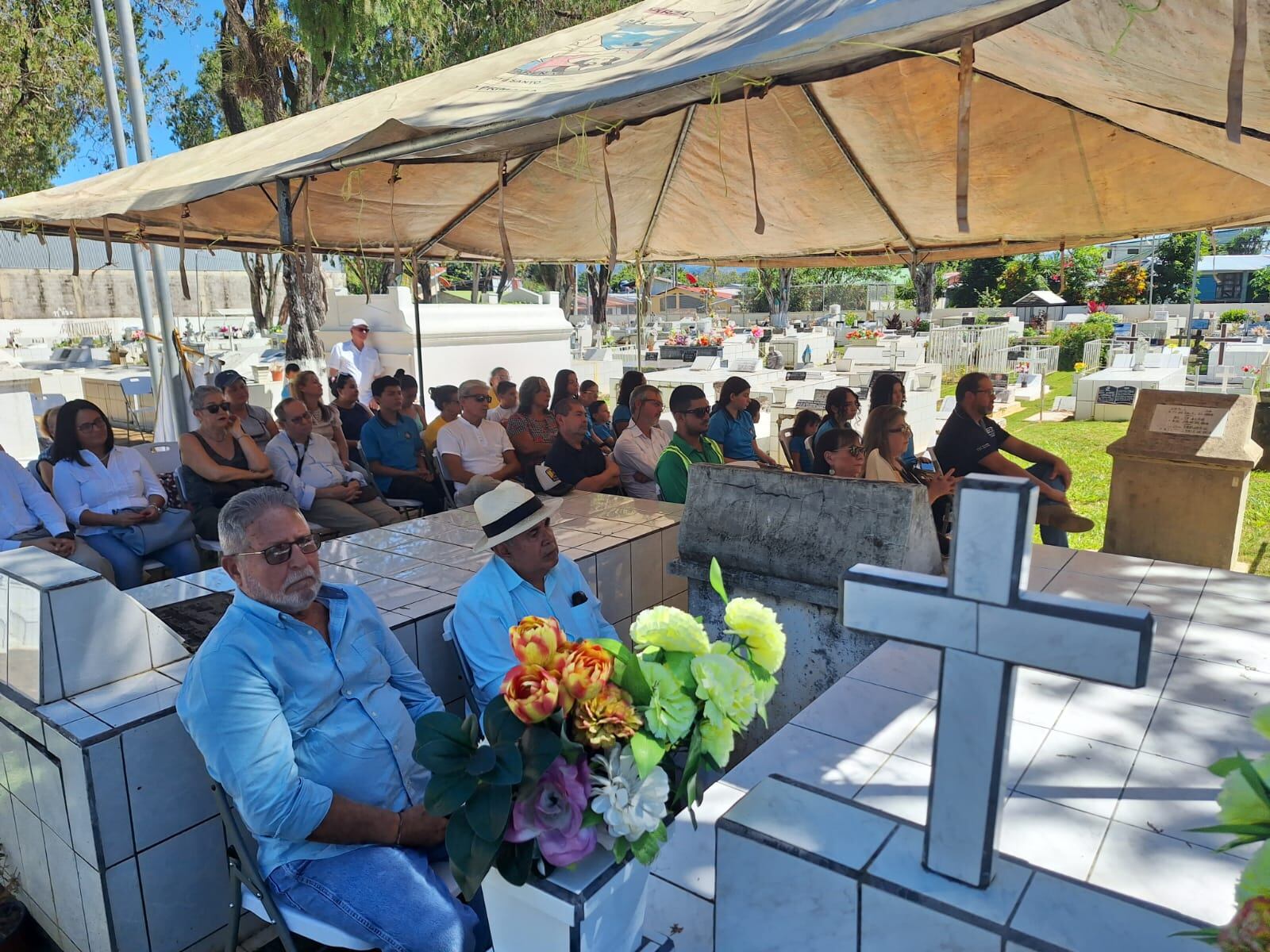 Vista parcial de la concurrencia al acto conmemorativo.