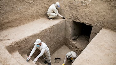 Hallazgo histórico en Perú: Descubren tumba de 600 años con restos de 38 personas y valiosos objetos de oro