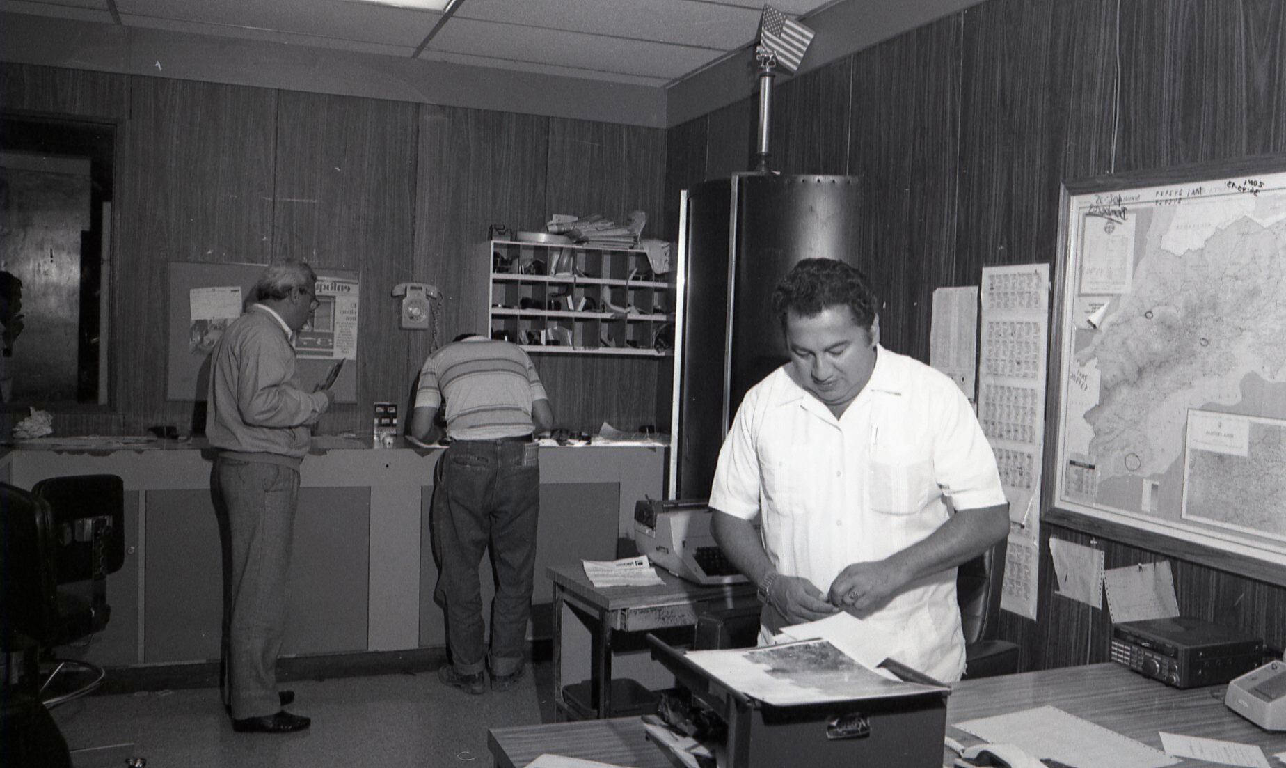 En la imagen, el periodista Carlos Hernández (a la izquierda) trabaja junto al fotógrafo Juano Aguilar (de frente( en la cobertura de un secuestro que sucedió en 1994. Foto: Archivo LN.