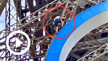Hombre escala la Torre Eiffel sin cuerdas y es detenido en el último día de los Juegos Olímpicos