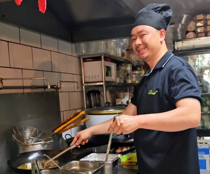 Rogelio Li Zheng dueño del restaurante Tom Tom Wok en Moravia