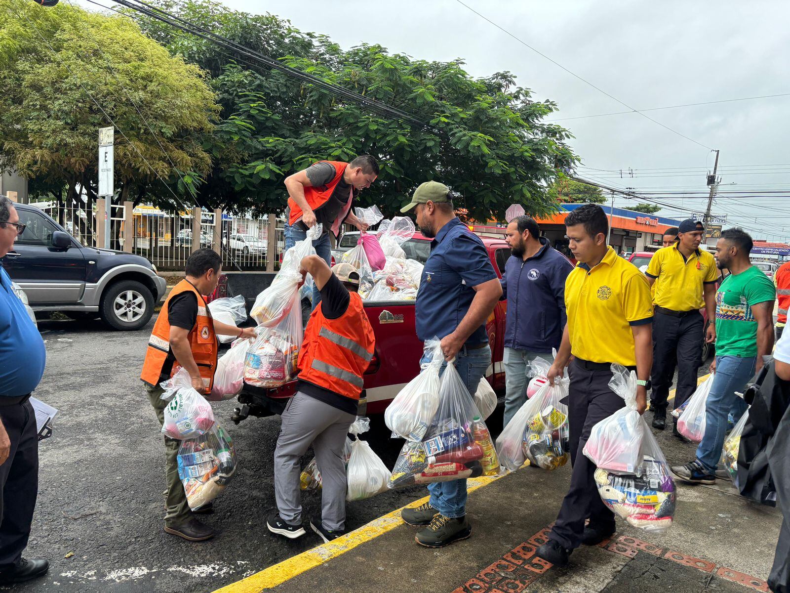 El personal voluntario y permanente de las Estaciones del Aeropuerto Internacional Daniel Oduber y Bagaces ya entregaron cerca de 100 diarios a familias afectadas por la tormenta tropical Sara. Foto: Bomberos Costa Rica.