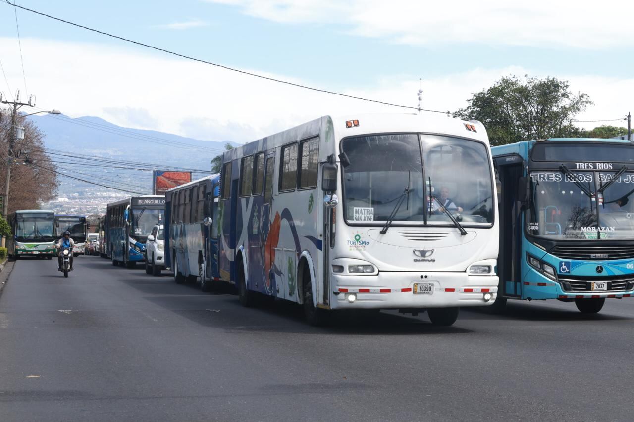 Autobuseros se manifestaron en el paseo Colón en contra de la regulación de plataformas de transporte