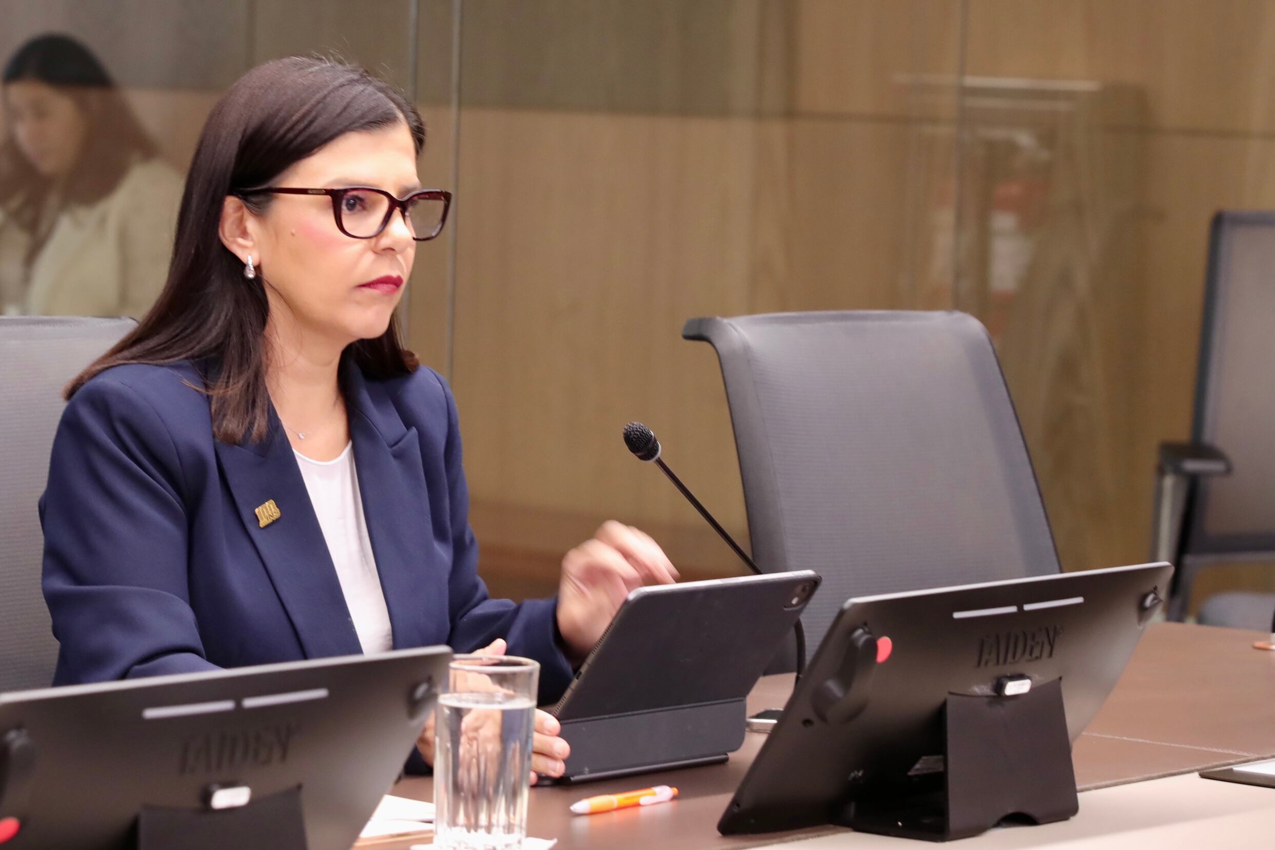 La CGR notificó al INS sobre la resolución en firme, que impone suspensiones a Chacón y otros funcionarios por contrataciones irregulares en 2021 y 2022.