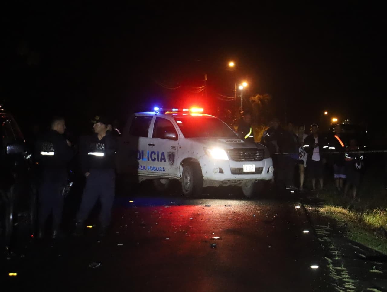 Patrullas policiales cerraron el paso en calle Belén, Horquetas, durante la intervención que culminó con la detención de cinco sospechosos armados.
