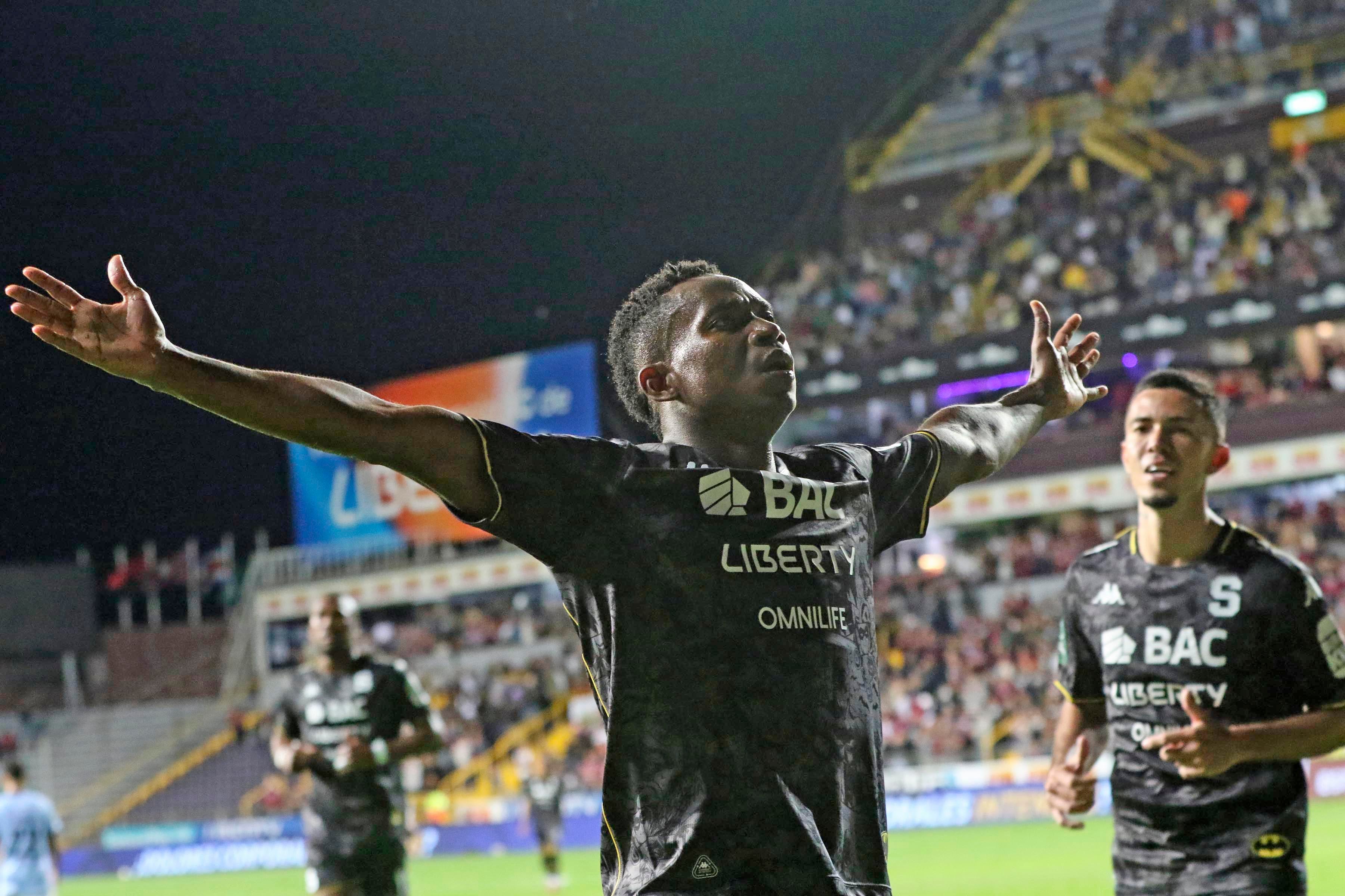 La afición de Saprissa dicta sentencia con Tomás Rodríguez