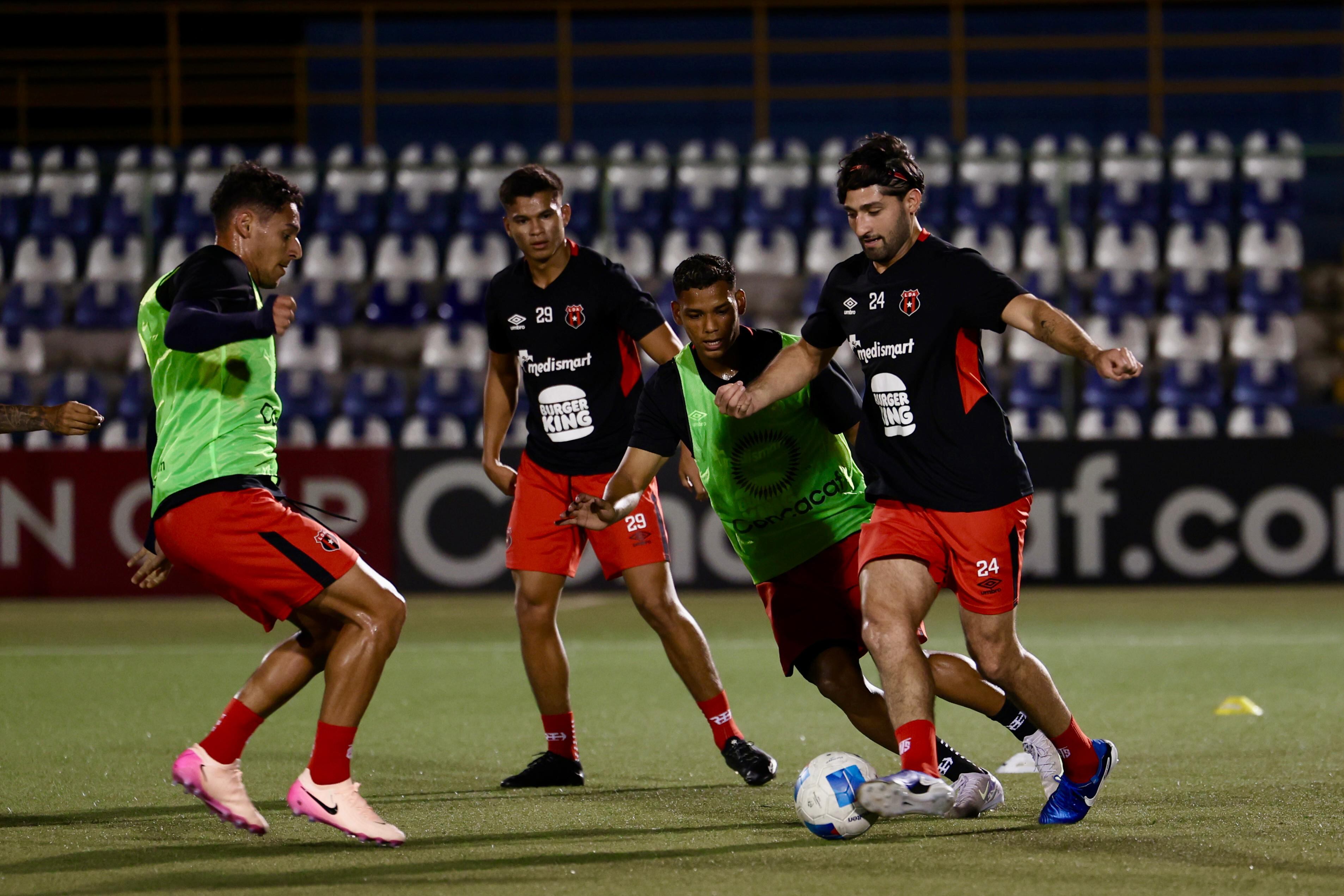 Doryan Rodríguez, Deylan Aguilar, Creichel Pérez y Aarón Salazar durante el reconocimiento del Estadio Nacional de Nicaragua, donde Liga Deportiva Alajuelense jugará contra Managua FC.