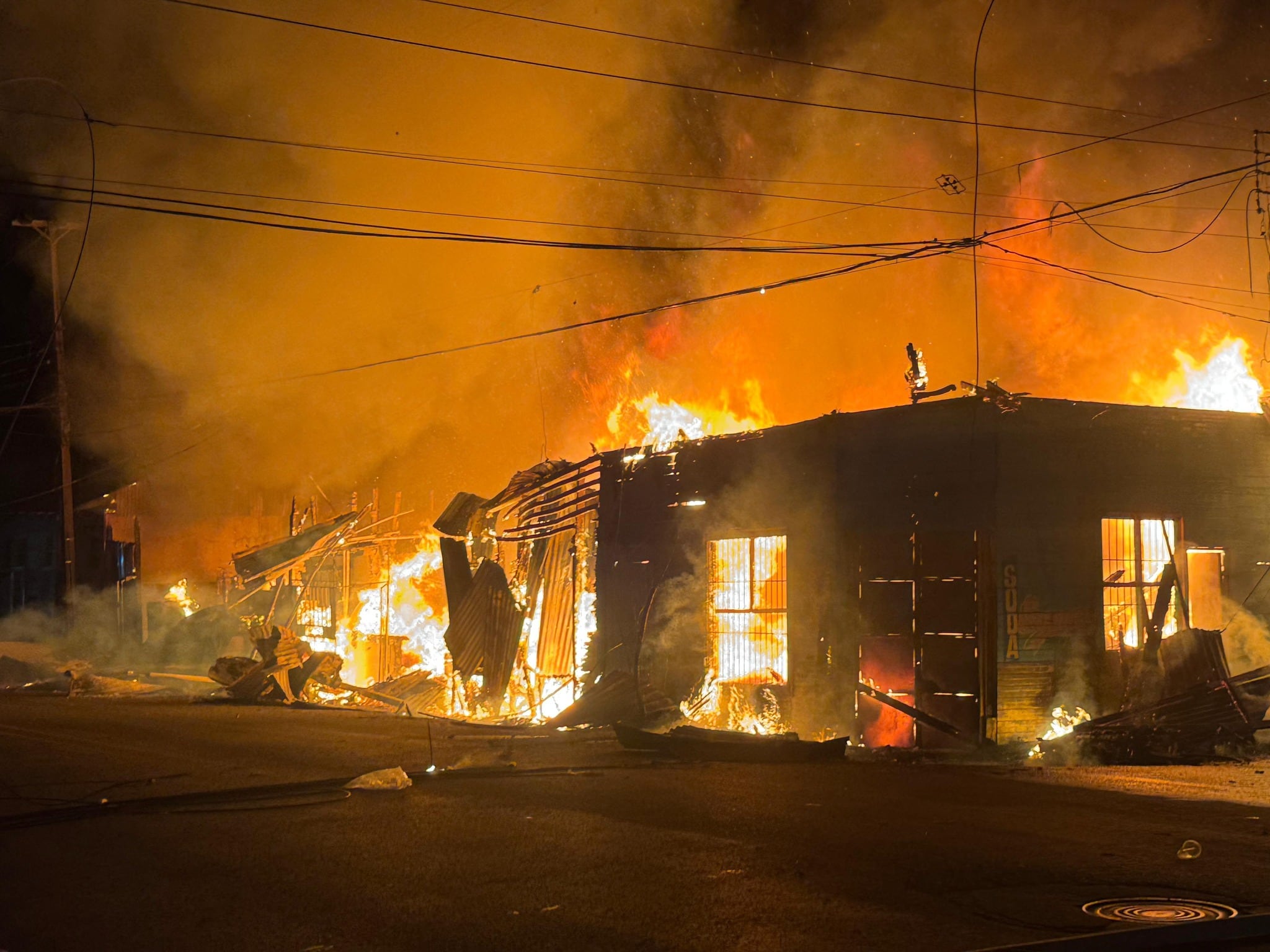 Bomberos de Costa Rica sofocó un incendio que destruyó cuatro viviendas de madera en Puntarenas y evitó que las llamas se extendieran a más de 5.000 m² adicionales. Fotografía: