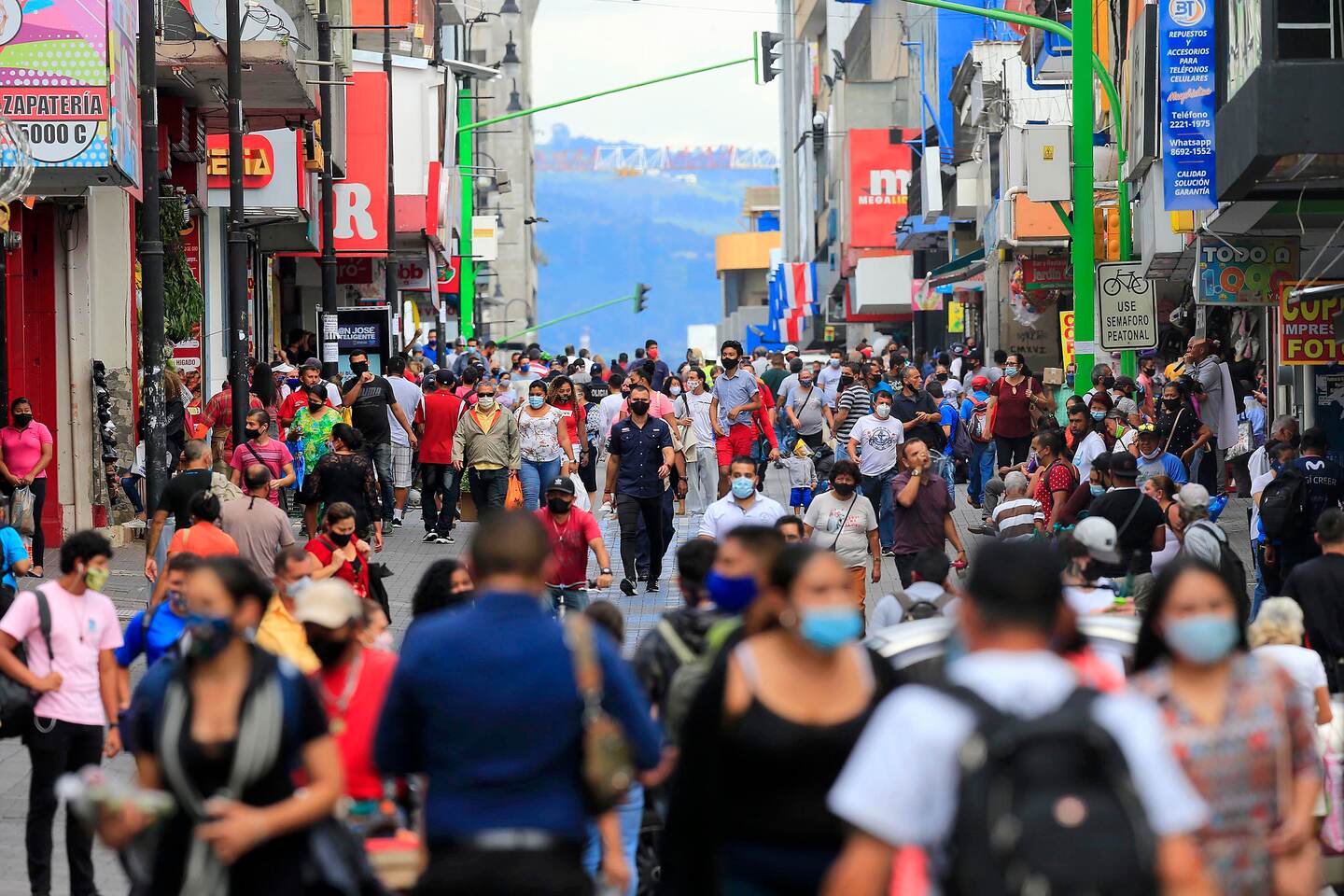 25/09/2020 San José. Mucha gente caminando por avenida 4, la mayoría con mascarilla, pero siempre aparecen algunos que no la usan, en momentos en que se registran más de 70 mil casos de coronavirus y 795 personas fallecidas, confirmados por el Ministerio de Salud. Foto: Rafael Pacheco