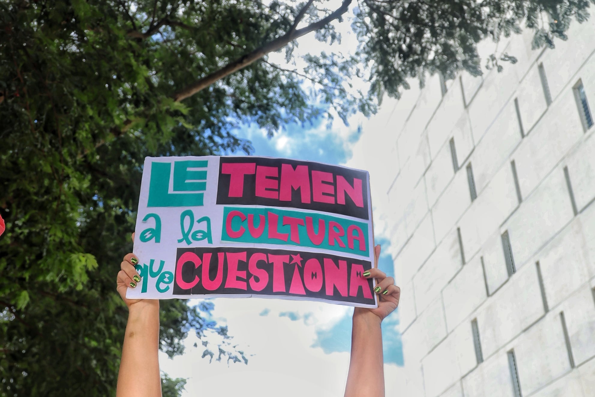 Plantón realizado frente a la asamblea legislativa en contra del recorte a la cultura/ foto John Durán