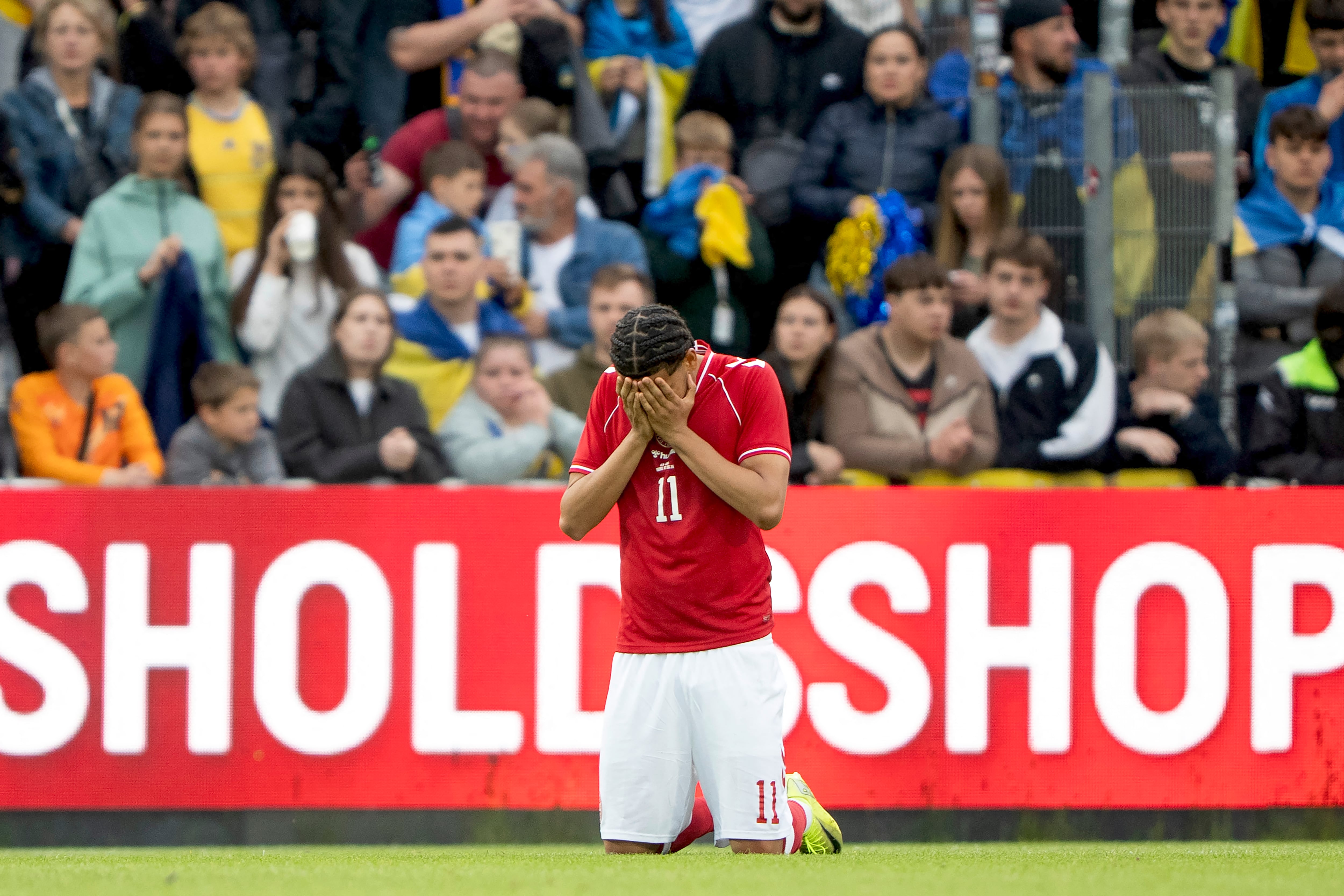 William Osula, jugador de la Selección de Dinamarca, reacciona luego de que Christian Eriksen colapsara en el amistoso ante Ucrania.