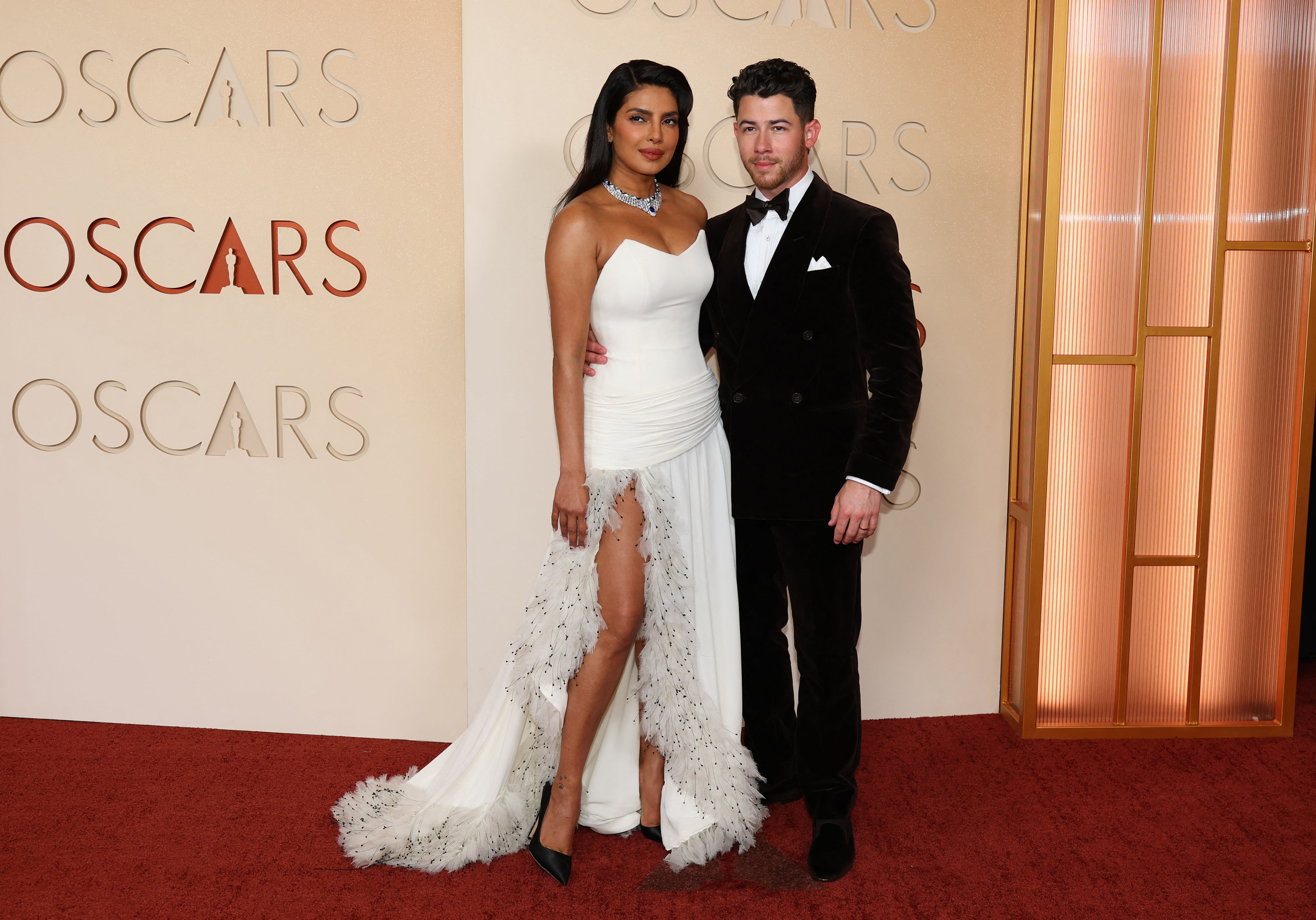 La actriz y modelo india Priyanka Chopra y el cantante estadounidense Nick Jonas asisten a la 98.ª edición de los Premios de la Academia en el Dolby Theatre en Hollywood, California, el 15 de marzo de 2026. (Foto de ANGELA WEISS / AFP)