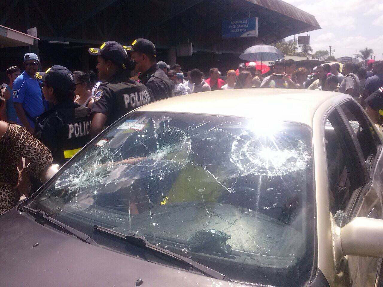 Los cubanos y africanos se enfrentan con la Policía en Paso Canoas.