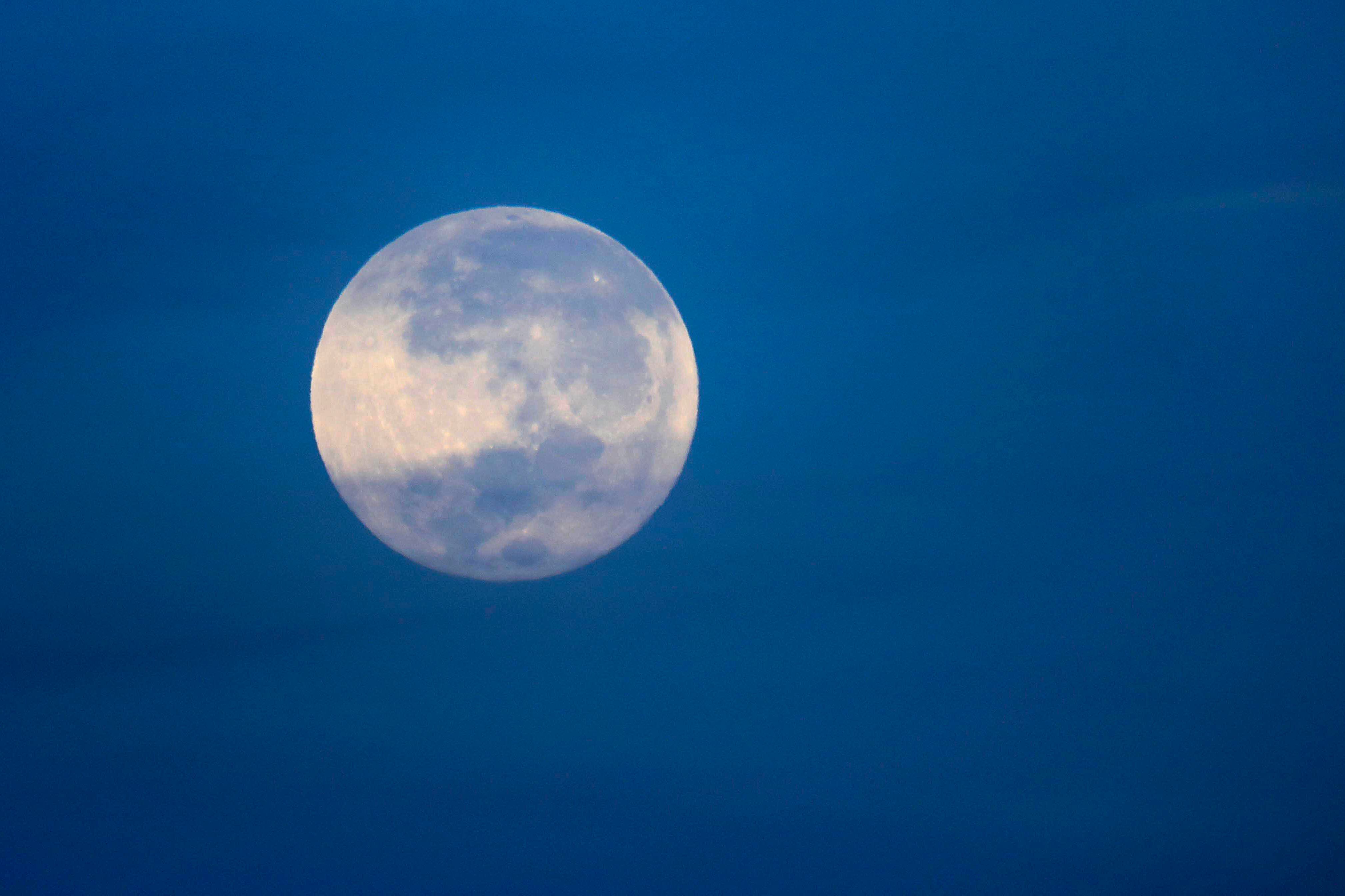 Así se despidió la superluna, sobre el aeropuerto Juan Santamaría, este jueves por la mañana. Fue la segunda de dos fases de luna llena en el mes de agosto que formó parte de un fenómeno poco frecuente al que se conoce como Luna Azul, aunque no tiene que ver con su color. El término en realidad se utiliza cuando se producen dos lunas llenas en un mismo mes del calendario, un evento poco común que solo puede ocurrir en los meses más largos. La próxima “luna azul” se espera para diciembre de 2024, otro mes con 31 días, y se repetirá hasta mayo de 2026.