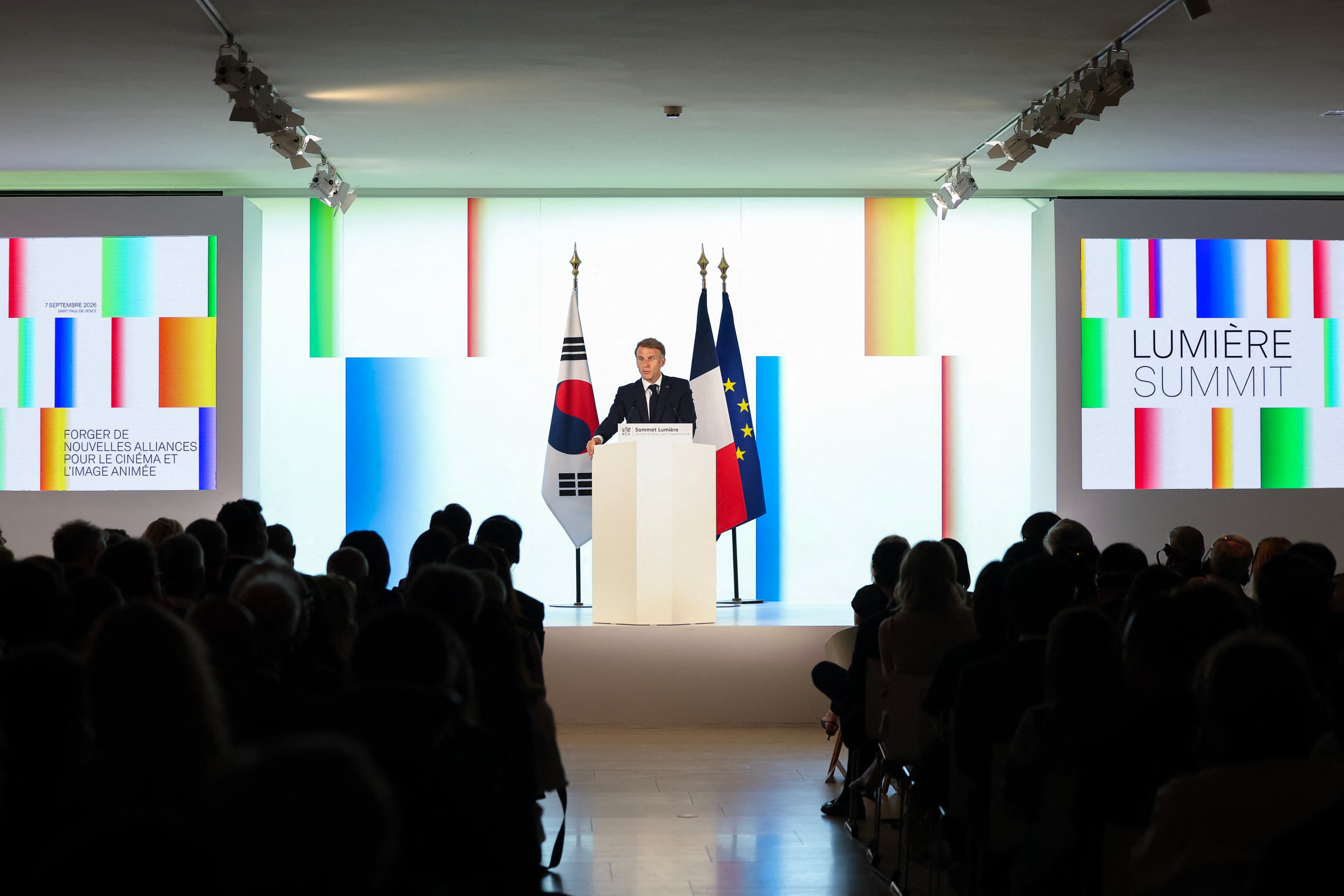 Emmanuel Macron conversa con el presidente surcoreano, Lee Jae Myung, durante la cumbre internacional sobre el futuro del cine, celebrada en Saint-Paul-de-Vence, Francia.