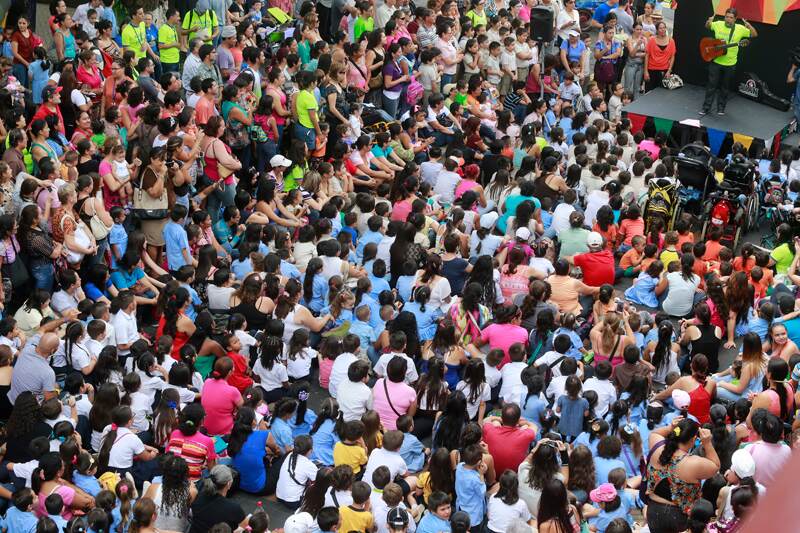Chiquillada. Alumnos de 30 escuelas del cantón Central de Alajuela gozaron ayer con las locuras de Juan Cuentacuentos durante la Cuentarata. Rafael Pacheco/ LN