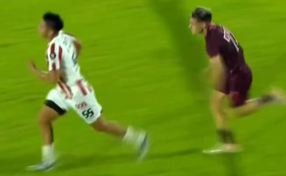 Una violenta patada en el partido entre Instituto y Lanús está dando mucho de qué hablar.