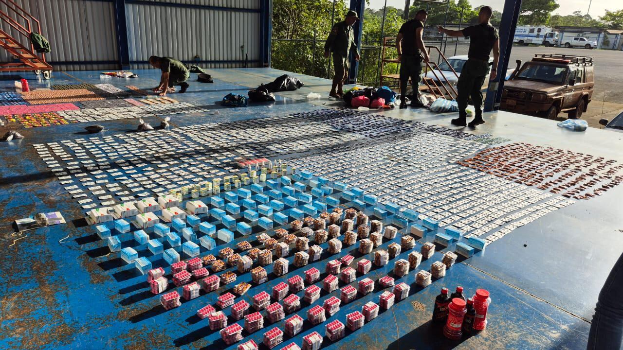 Los medicamentos venían en un vehículo particular que fue detenido sobre ruta utilizada con frecuencia para el ingreso ilegal de mercancías y sustancias prohibidas. Fotografía: