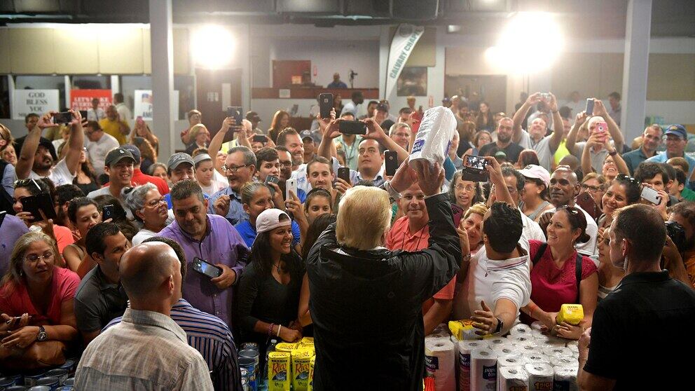 Donald Trump tirando toallas de papel