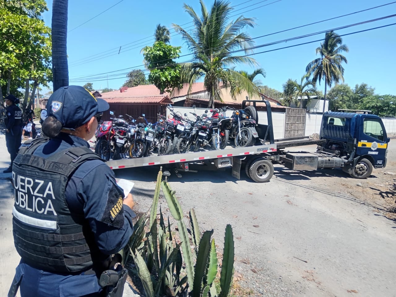 Autoridades de Tránsito y Fuerza Pública de decomisaron motos y levantaron partes tras un operativo este sábado en Puntarenas.