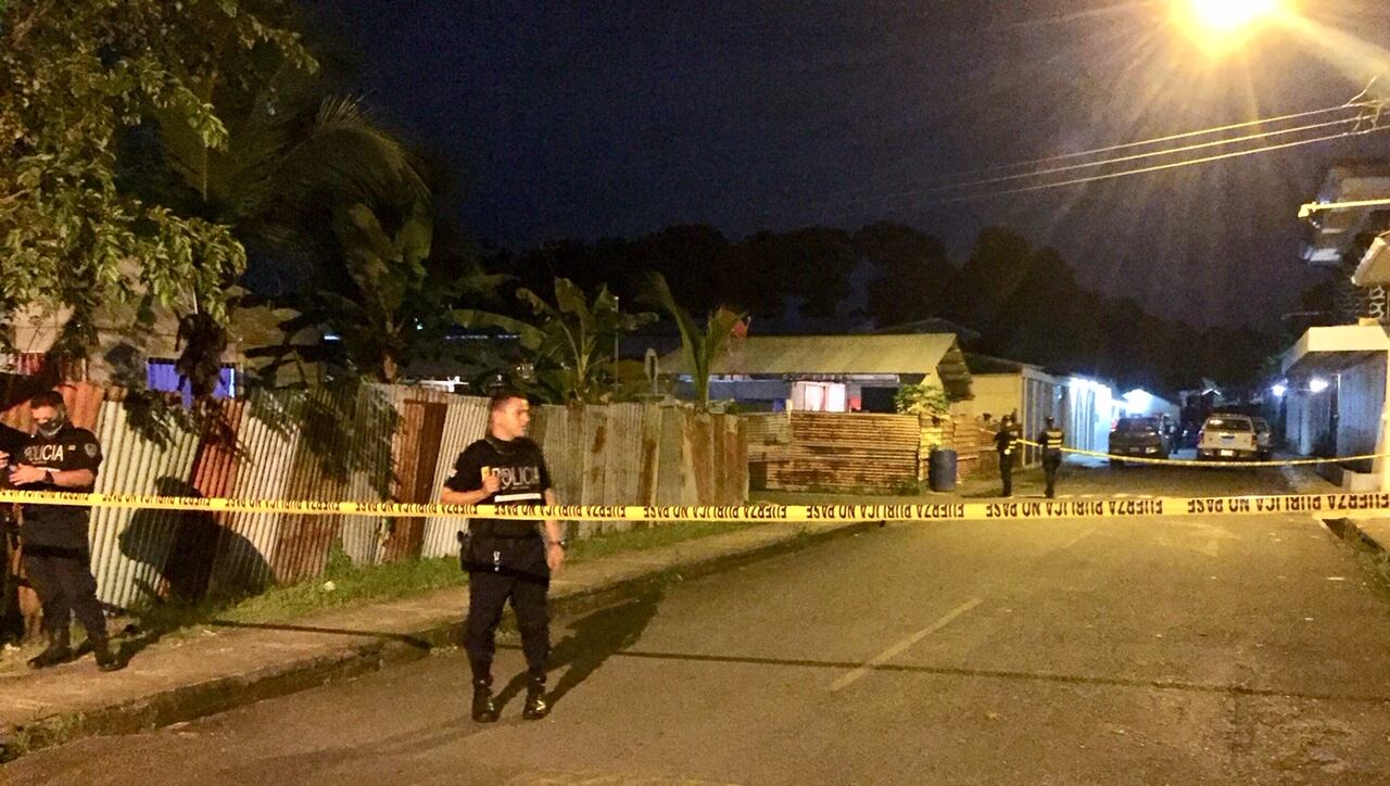 Al costado oeste de la plaza de Moín, Limón, fue asesinado un sujeto en un posible ajuste de cuentas. Foto: Raúl Cascante.
