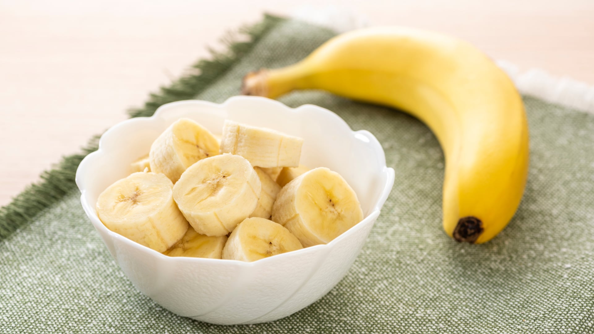 Instituciones de salud de Estados Unidos detallan los grupos que deben evitar o controlar el consumo de banana por riesgos asociados a potasio, carbohidratos y compuestos naturales.