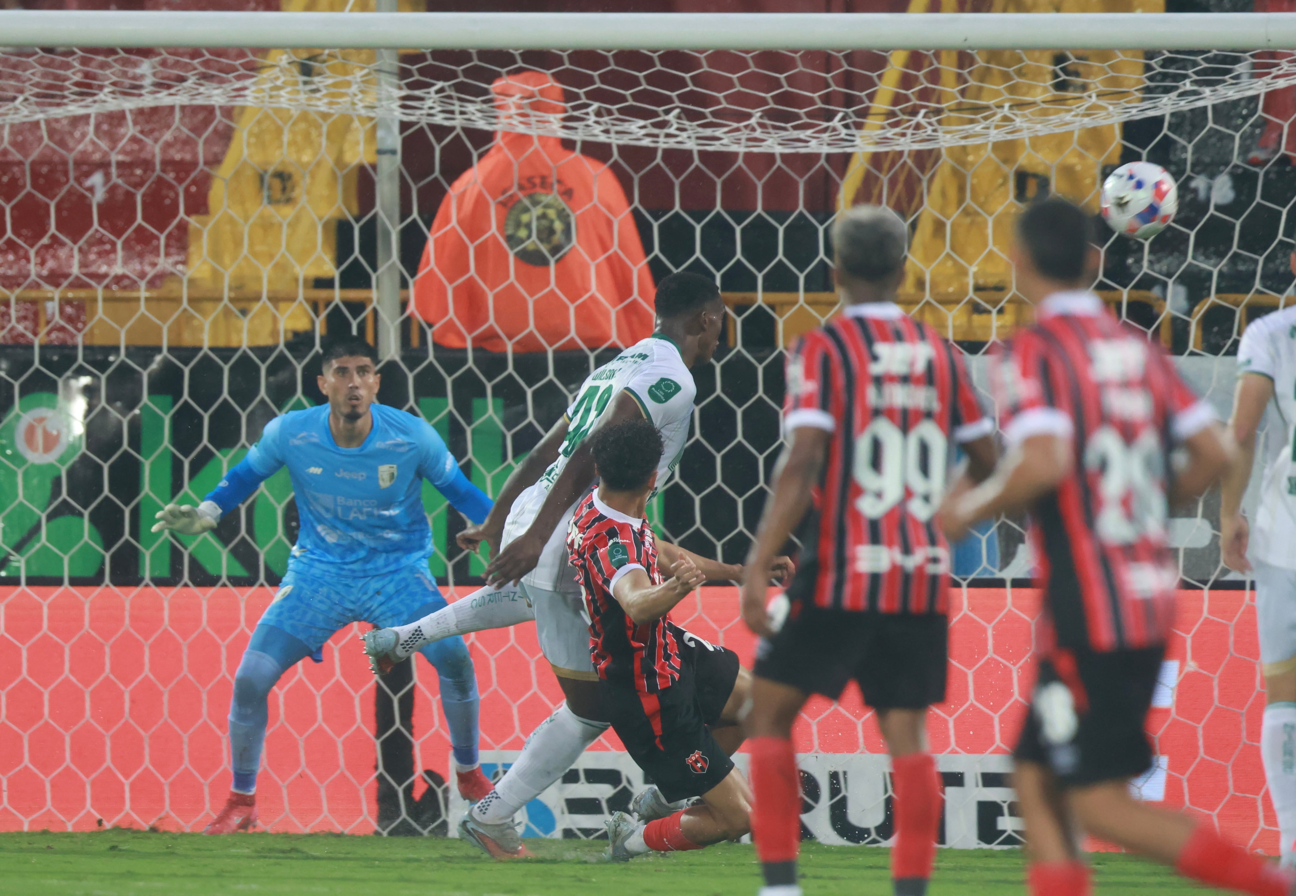Liga Deportiva Alajuelense con golazos le está ganando a Inter San Carlos.