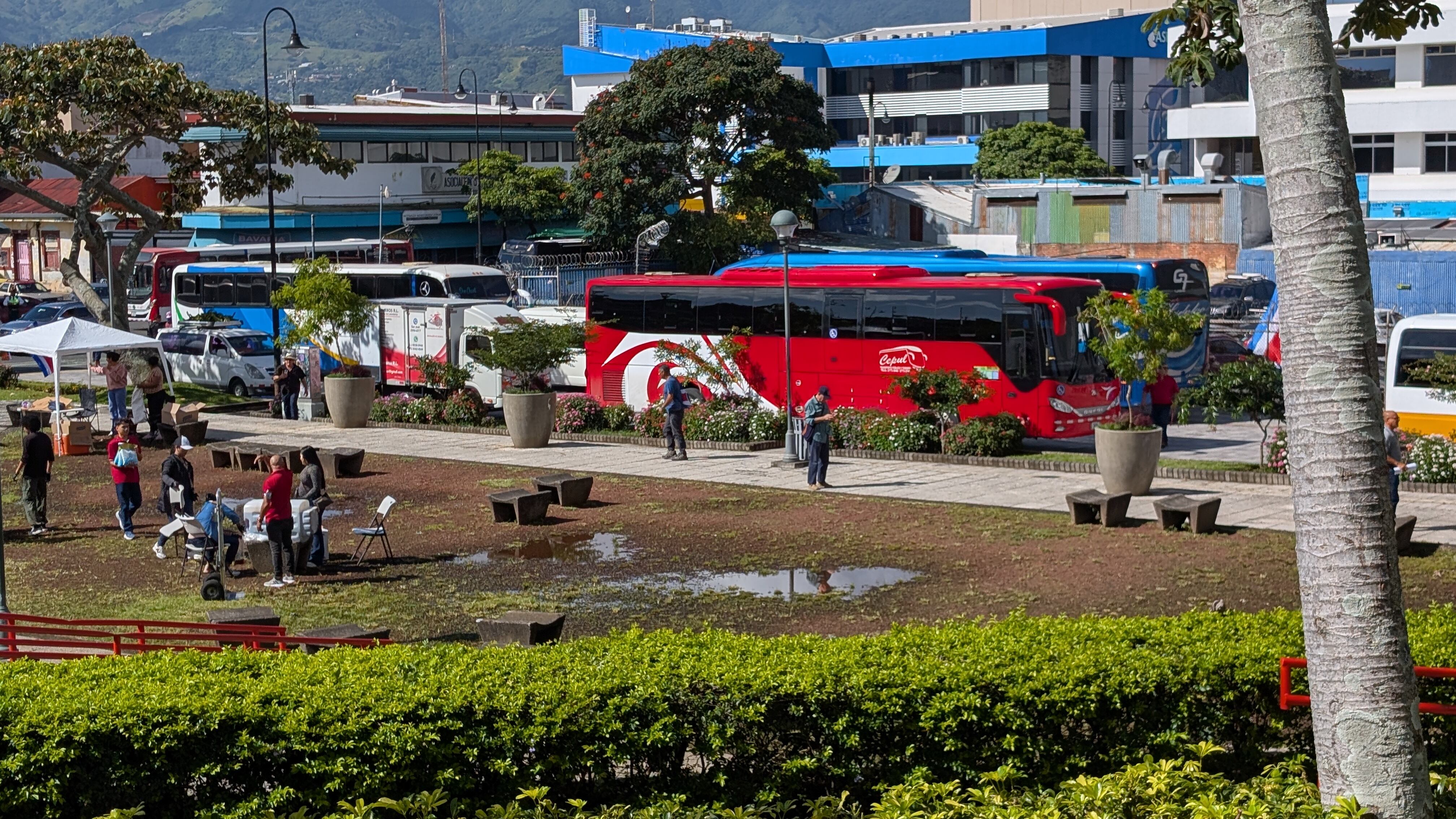 Decenas de buses parquearon en los alrededores de la Plaza de la Democracia, incluso sobre línea amarilla.