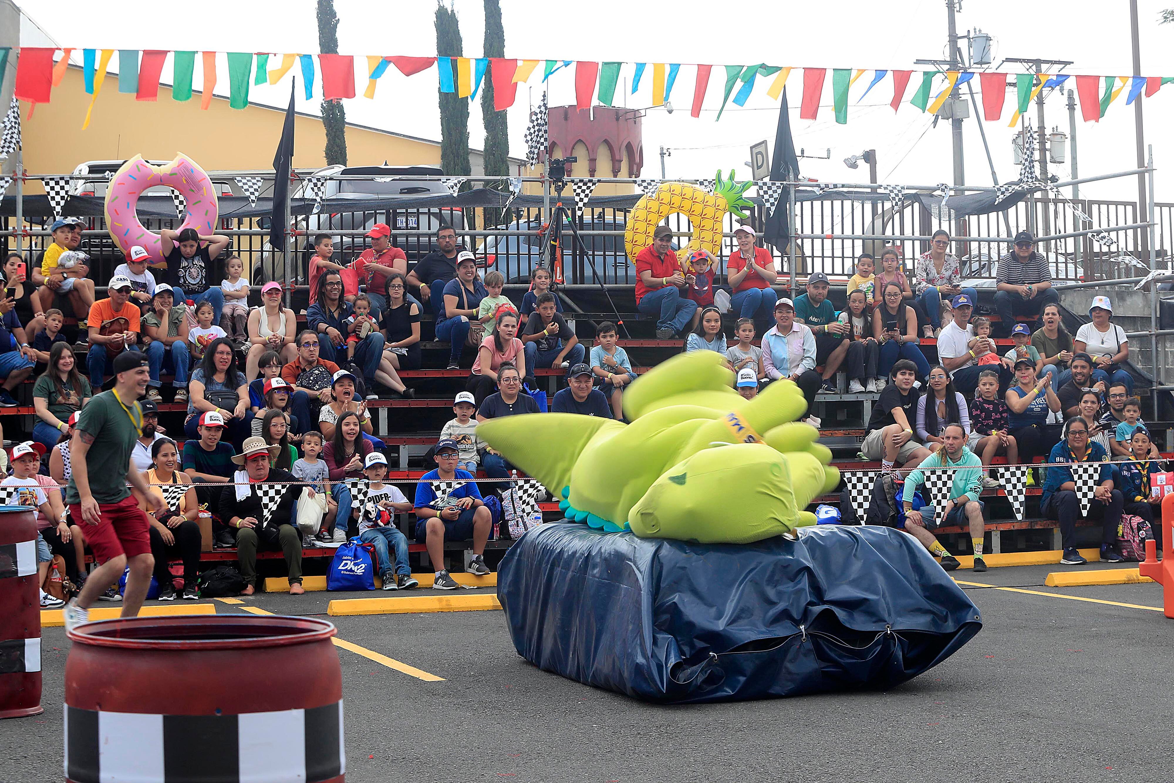 18/02/2024 Museo de los Niños, Parqueo C. Las familias disfrutaron, este domingo, del tradicional Campeonato Nacional de Personajes del Museo de los Niños 2024. Más de 25 personajes y botargas inflables y de peluche, de diferentes marcas, empresas e instituciones participaron en la competencia más divertida y colorida del año. Por segundo año, el evento se realizó en un espacio limitado, en formato estadio y con graderías donde el público disfrutó cómodamente sentado de todas las actividades.