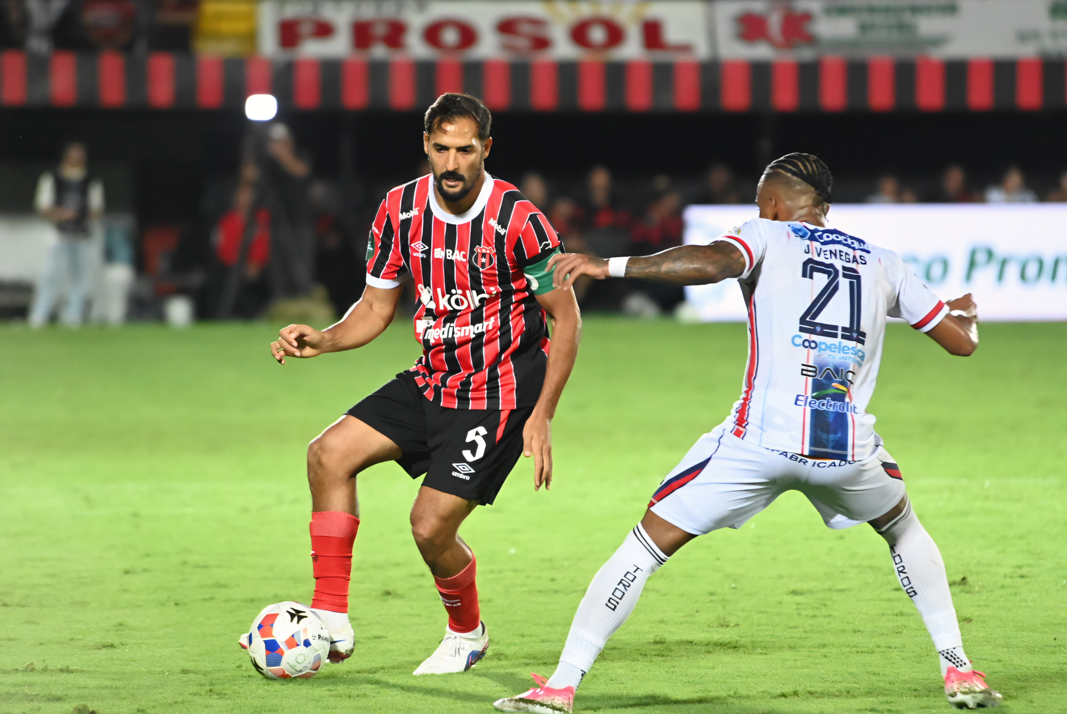 23 de agosto de 2026. Estadio Alejandro Morera Soto. 18:00 hrs. La Liga Deportiva Alajuelense juega contra la Asociación Deportiva San Carlos en partido correspondiente a la jornada 5 del Torneo de Apertura de la Liga Promérica. Otro dato relevante del juego es el retiro oficial del delantero Jonathan McDonald del fútbol. En la foto: Ismael Rescalvo técnico de la liga y Walter Centeno de San Carlos. Retiro del jugador Jonathan Mcdonald. Jugadas relevantes del partido. Foto: Albert Marin