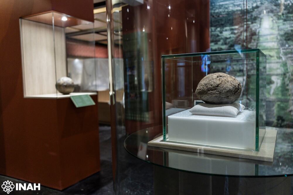 La exposición muestra una pelota original, réplicas y el proceso de conservación de piezas de hule halladas en Veracruz.