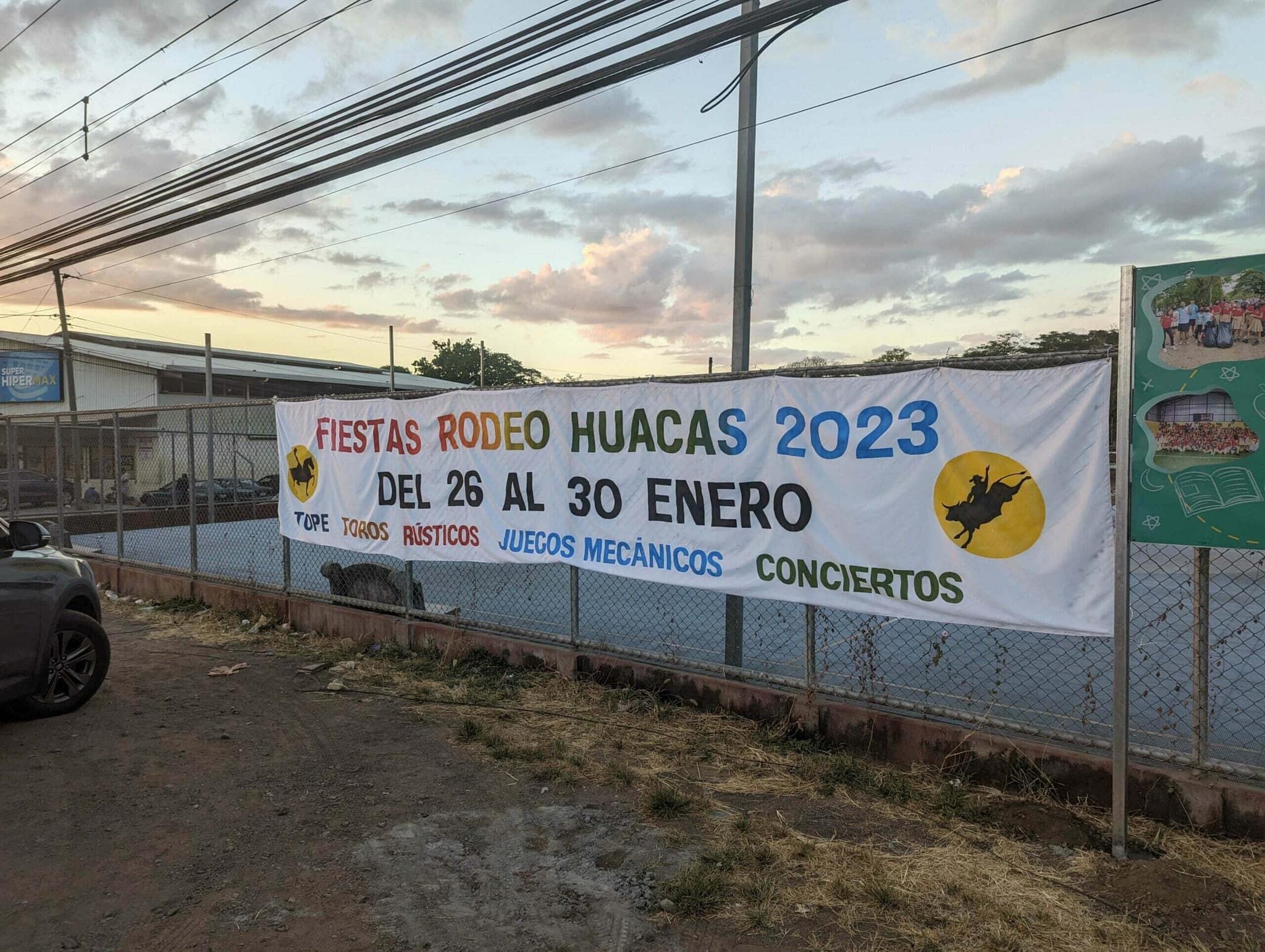 El OIJ de Santa Cruz se apersonó a los alrededores del campo ferial para tratar de obtener pistas que ayuden a dar con el sospechoso de matar al veinteañero. Foto: Cortesía ADI Huacas.