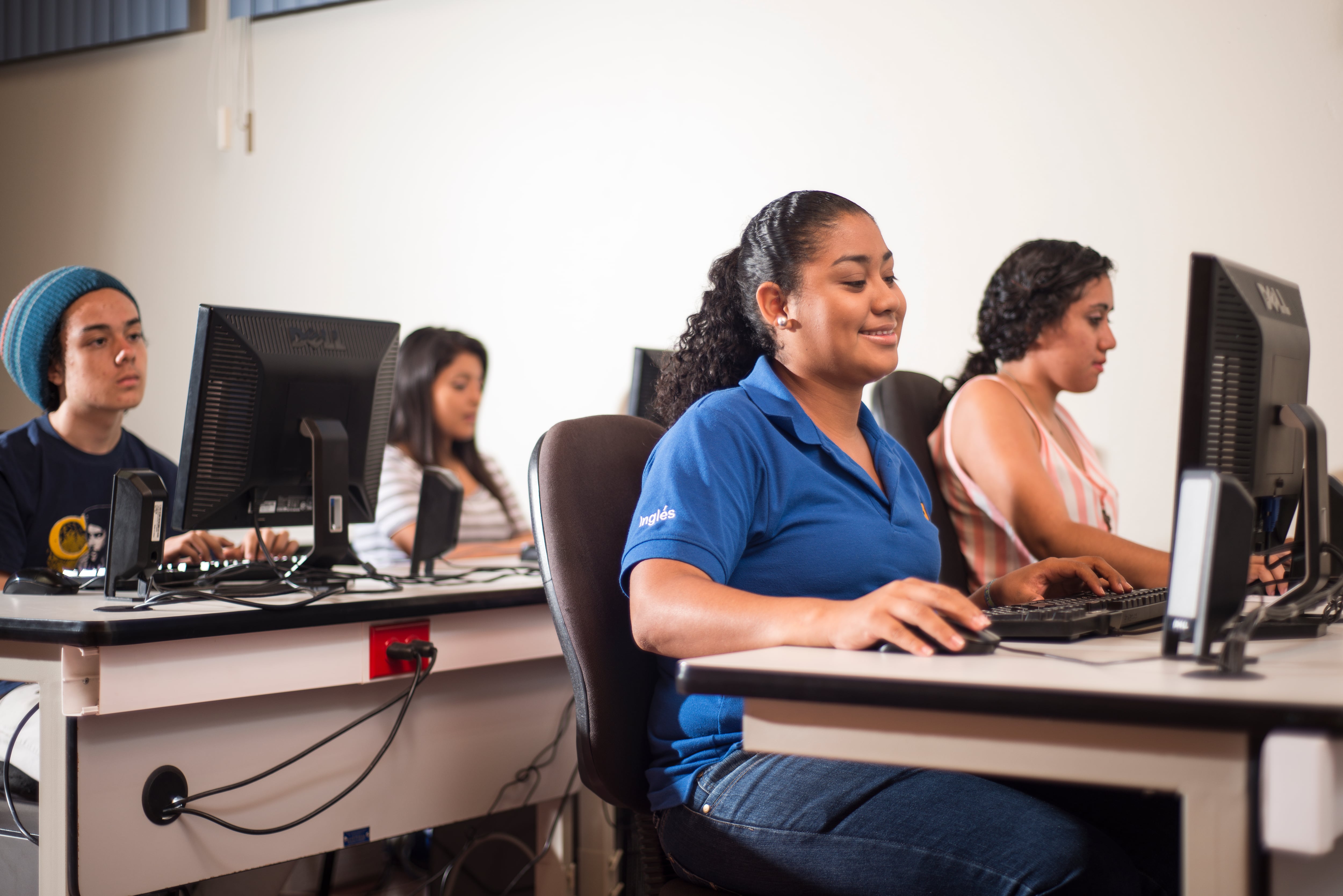 el INA que dará 700 becas, totales y gratuitas, que permitirán a personas sin conocimiento de inglés llevar cursos en instituciones educativas acreditadas y avaladas por el mismo INA