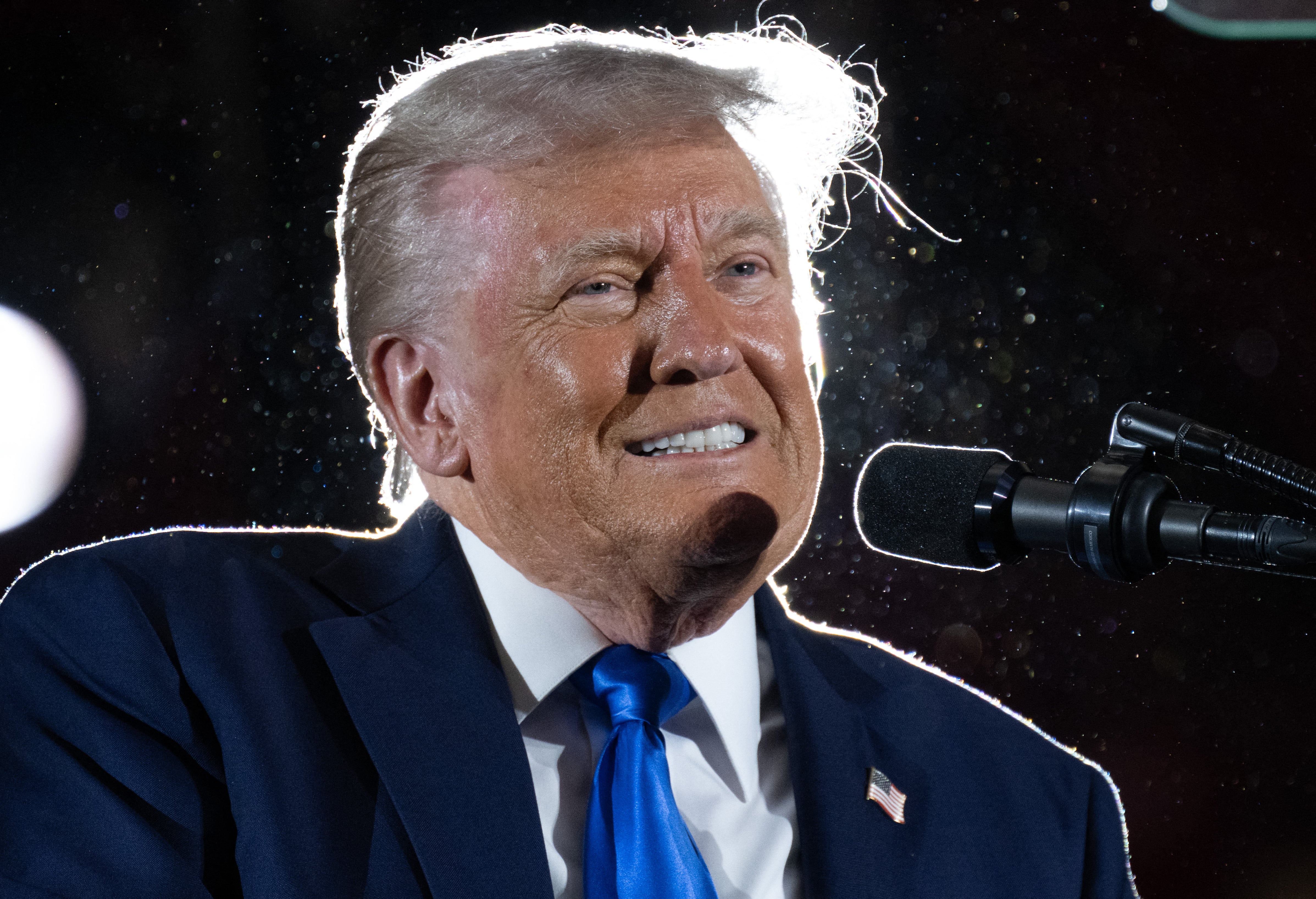 El presidente de Estados Unidos, Donald Trump, pronuncia un discurso de graduación en la Universidad de Alabama en Tuscaloosa, Alabama, el 1 de mayo de 2025.