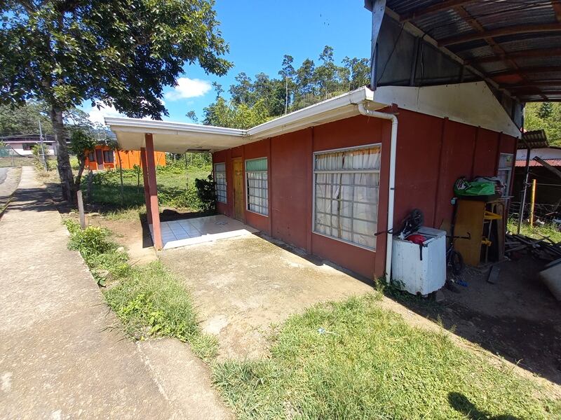 Estas propiedades se ubican en Tucurrique, 50 metros al este de la escuela local. Son casas de una sola planta y sin cochera. El BCR aclara que solamente financia el valor del terreno.