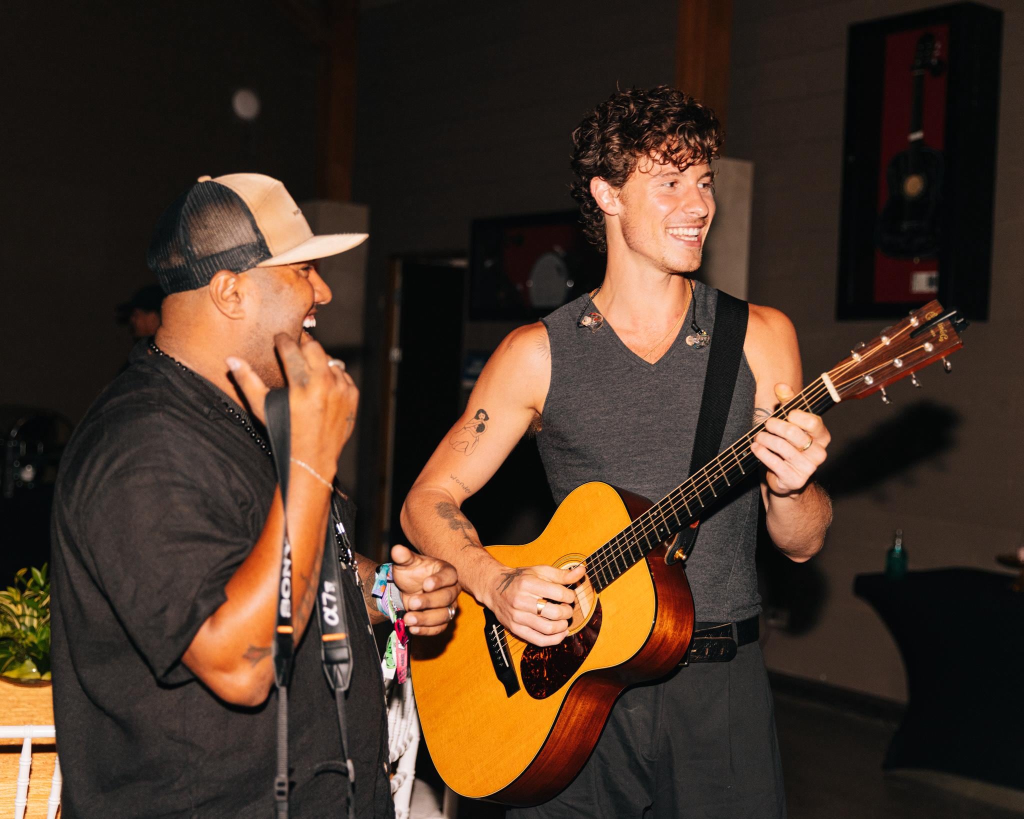 El fotógrafo costarricense Heiner Castillo con el cantante Shawn Mendes durante su gira por Latinoamérica 2025.