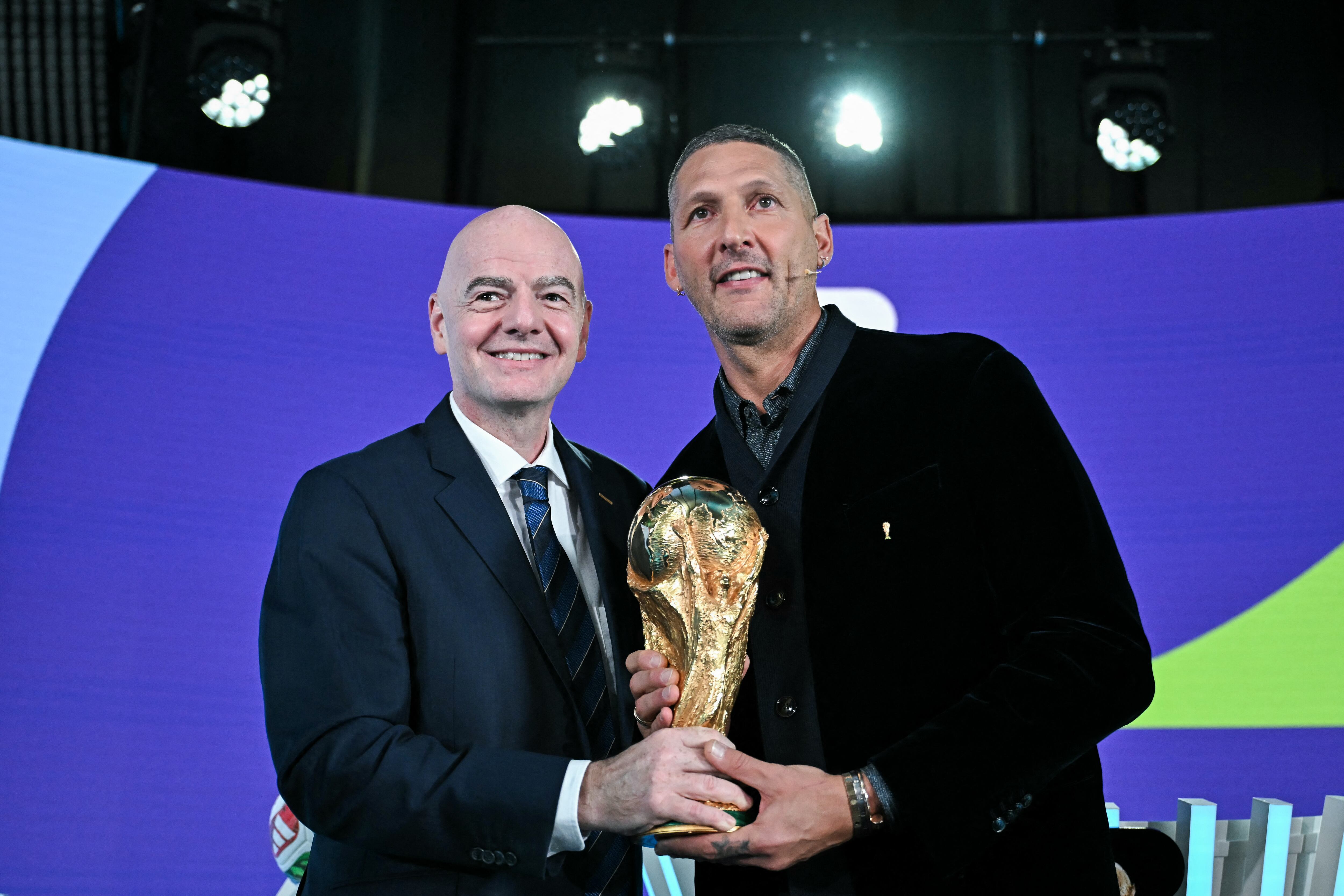 El presidente de la FIFA, Gianni Infantino, posa con el italiano Marco Materazzi con el trofeo deL Mundial, en el sorteo de los repechajes el pasado 20 de noviembre.