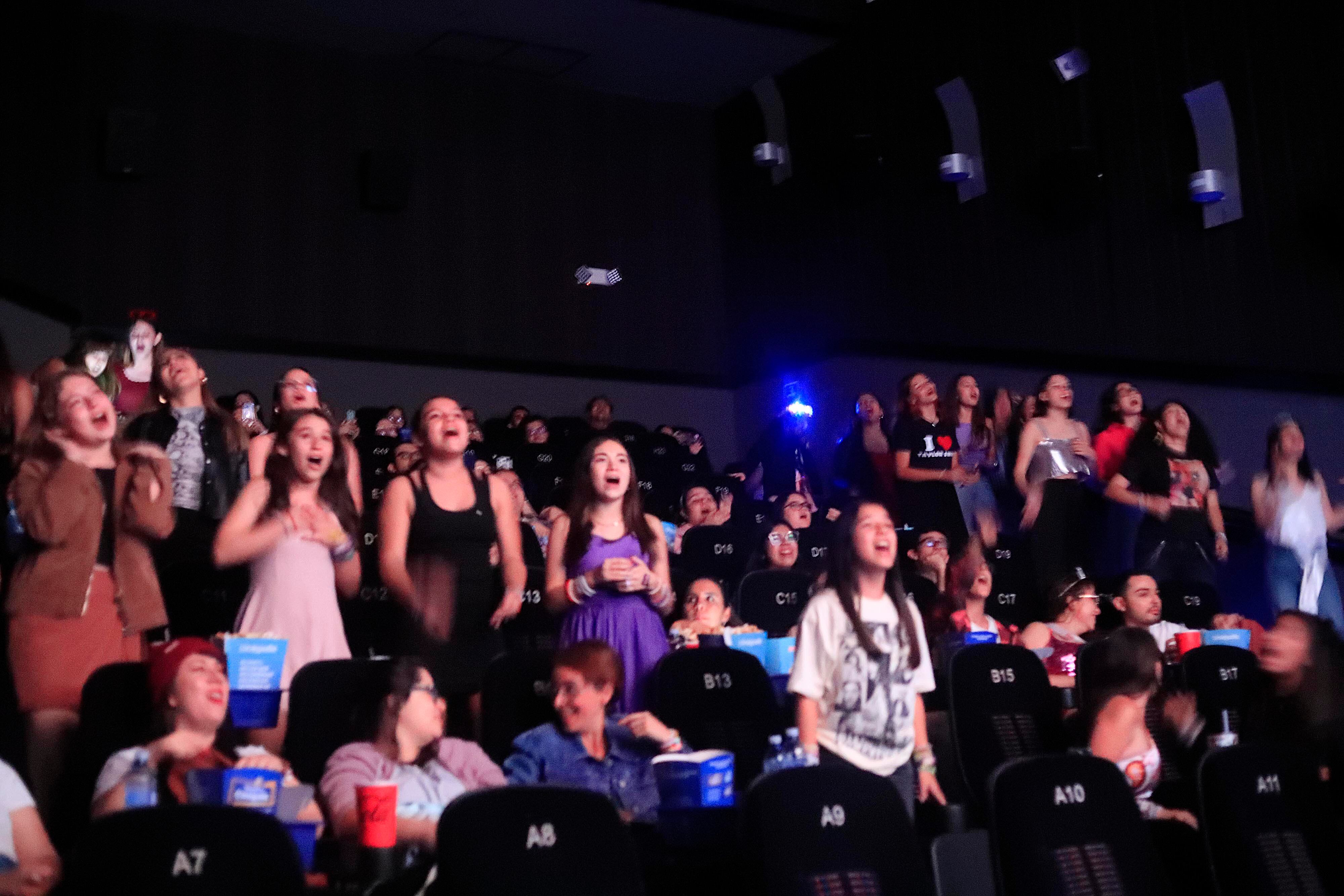 13/10/2023 Cinépolis, Plaza Lincoln. Fans de Taylor Swift disfrutaron de la película The Eras Tour de la cantante estadounidense. Previo a la proyección las muchachas, jóvenes y niñas, intercambiaron pulseras y lucieron vestidos y looks que identifican a la artista.