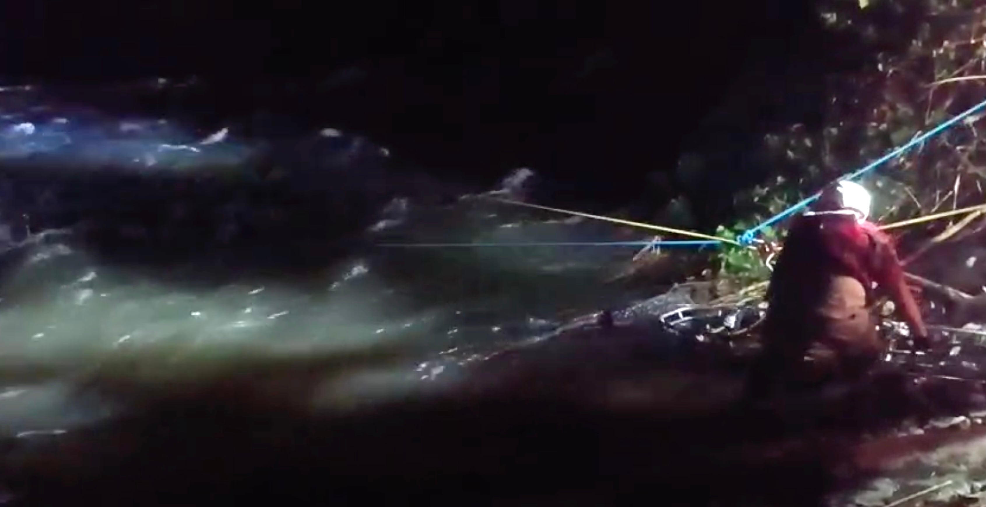 Cruz Roja confirmó el hallazgo de tres víctimas ahogadas en el río Chirripó, en Turrialba, una familia desaparecida desde el sábado. La operación de recuperación continúa en zonas de difícil acceso. Fotografía: