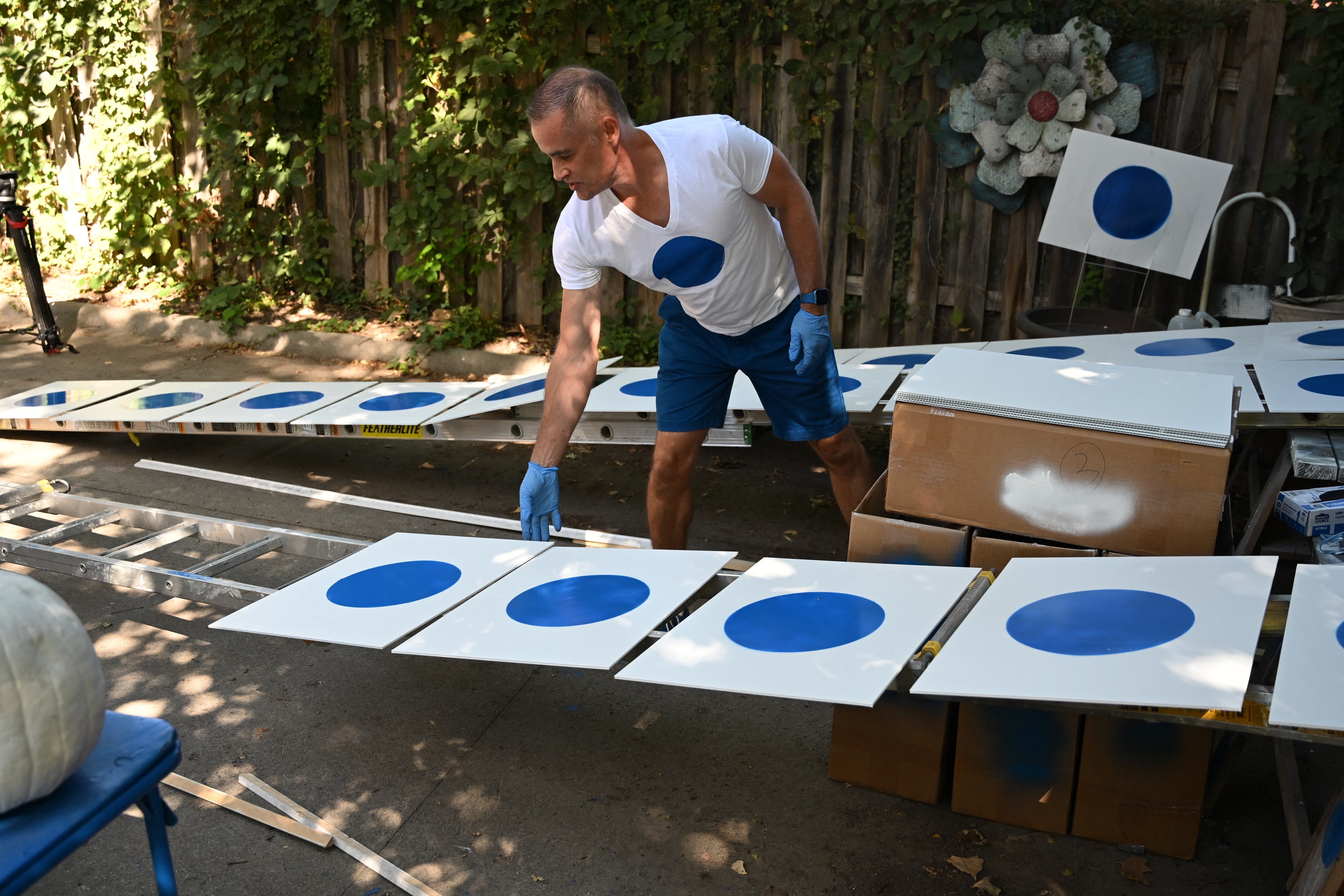 Jason Brown elabora a mano carteles políticos con un simple punto azul en su casa de Omaha. Nebraska, enclavada en lo más profundo del corazón de Estados Unidos, es más conocida por el maíz, el ganado y el fútbol universitario, pero no por sus elecciones.