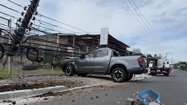 Vehículo choca contra poste y deja sin luz a varias comunidades de San Pablo de Heredia