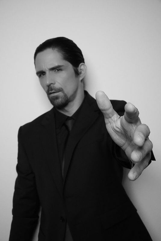 Cantante René Velazco con traje negro.