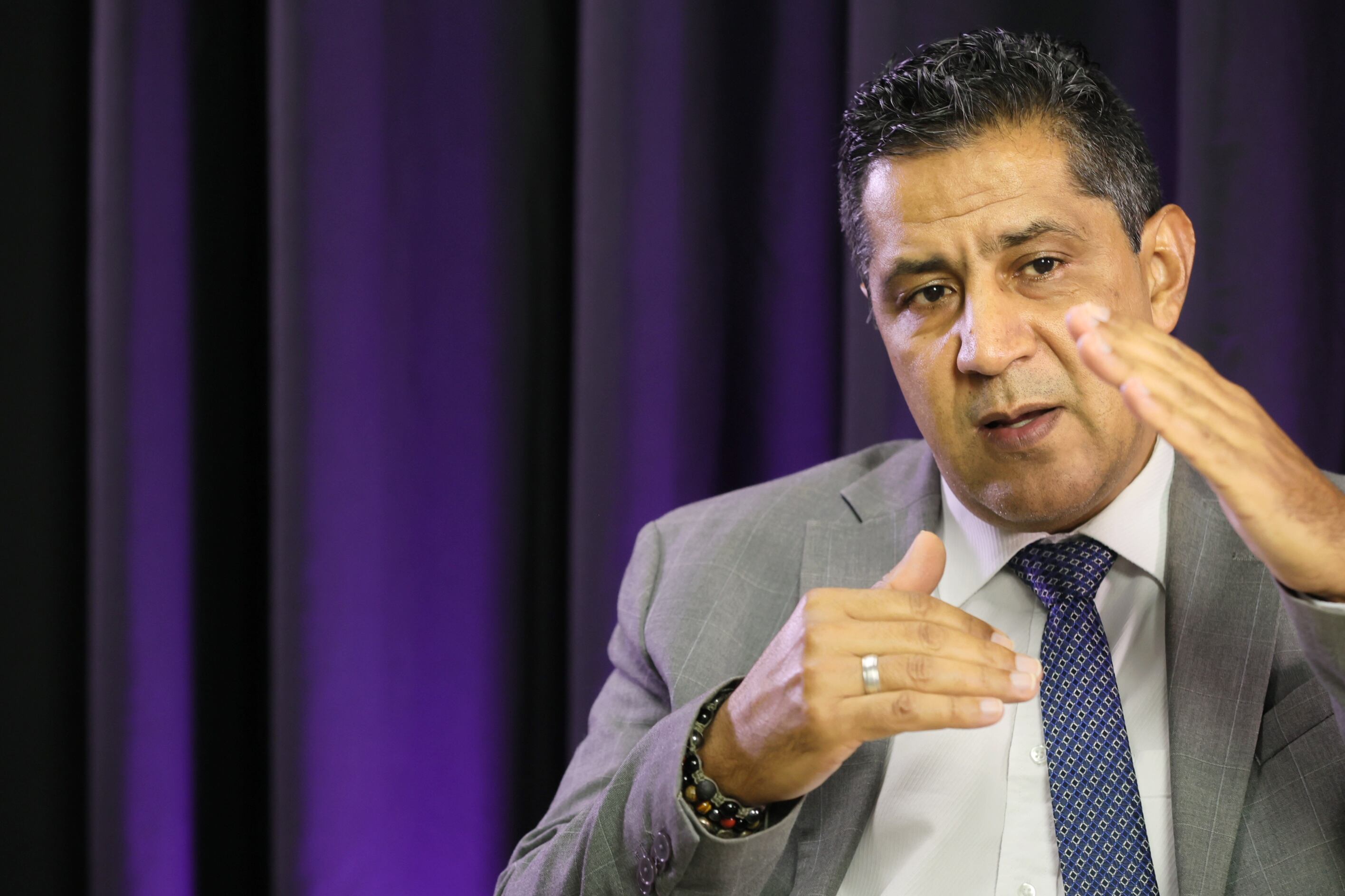 Retratos de Nogui Acosta Ministro de Hacienda durante entrevista para economía de La Nación / Foto John Durán