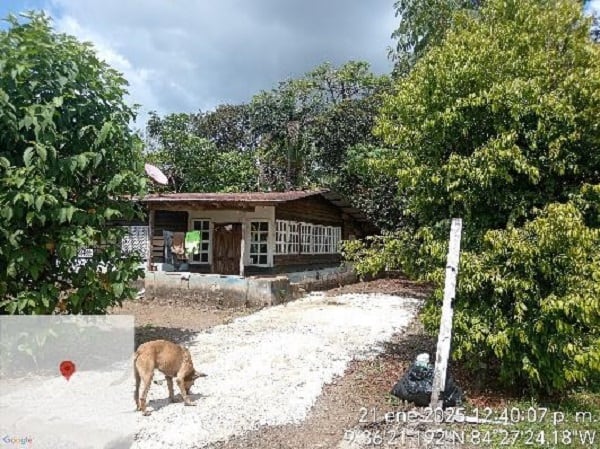 Casa en mal estado sobre terreno de 695 m². Inundable en invierno. Requiere reparaciones y servicios. Precio con descuento: ¢5,2 millones.